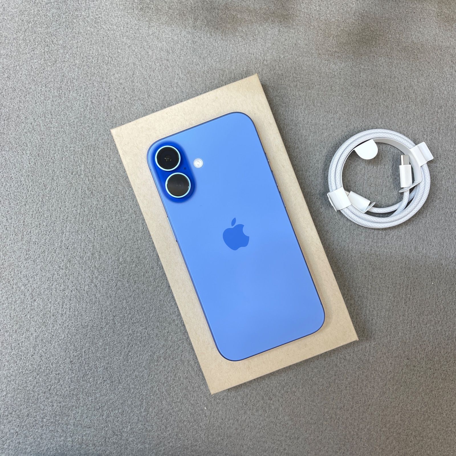 新品同様 iPhone 16 128GB ウルトラマリンブルー Apple版SIMフリー送料 