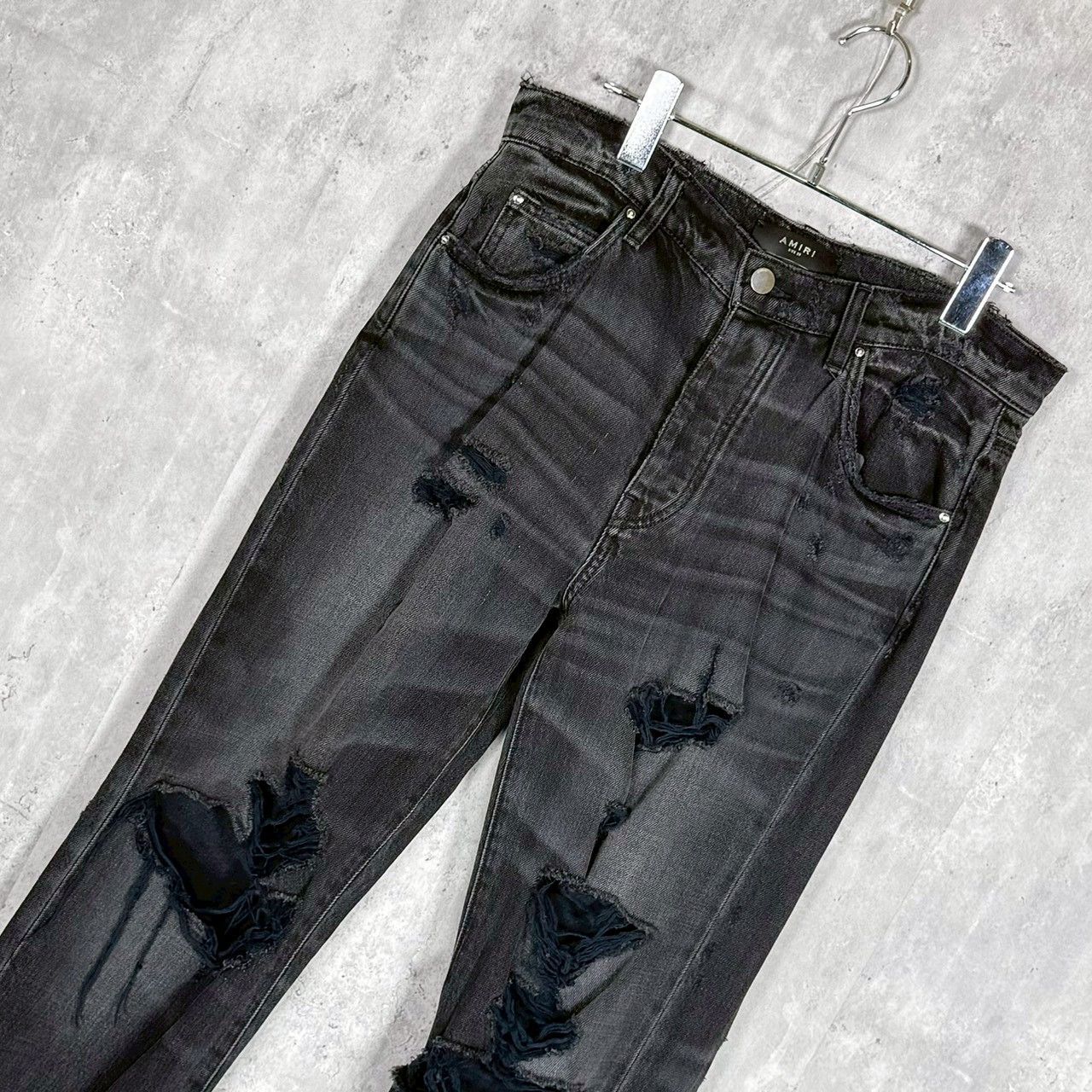 瑠亜羅 AMIRI ブラックデニム パンツ サイズ29 AMIRI』アミリ（29）ダメージ加工 ブラック デニムパンツ - メルカリ