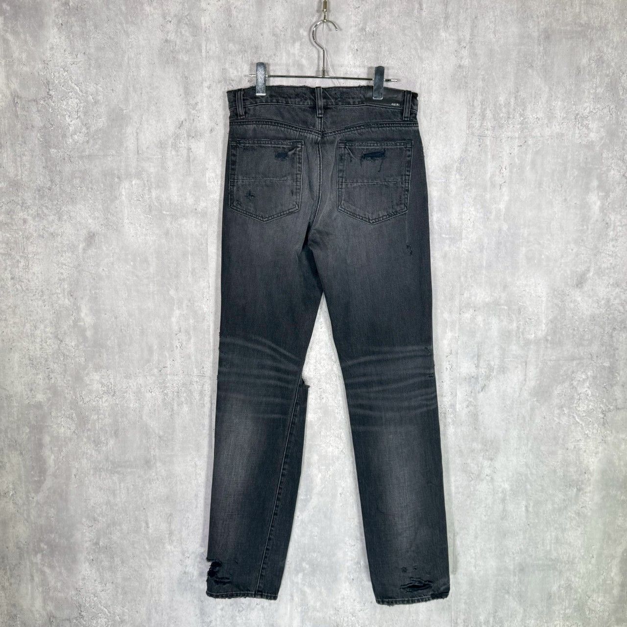 瑠亜羅 AMIRI ブラックデニム パンツ サイズ29 AMIRI』アミリ（29）ダメージ加工 ブラック デニムパンツ - メルカリ