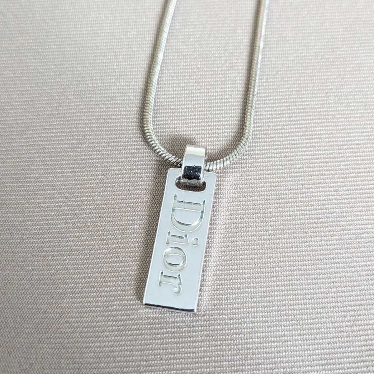 人気】Christian Dior ロゴプレート ネックレス シルバー スクエアタグ 