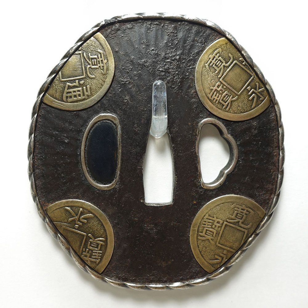 蔵品　在銘　鉄地金銀象嵌両面鐔　江戸時代　時代武具 ☆鉄縮緬地撫角形銭文鐔 無銘 寛永通宝 据紋象嵌 両櫃孔片方埋 縄目銀