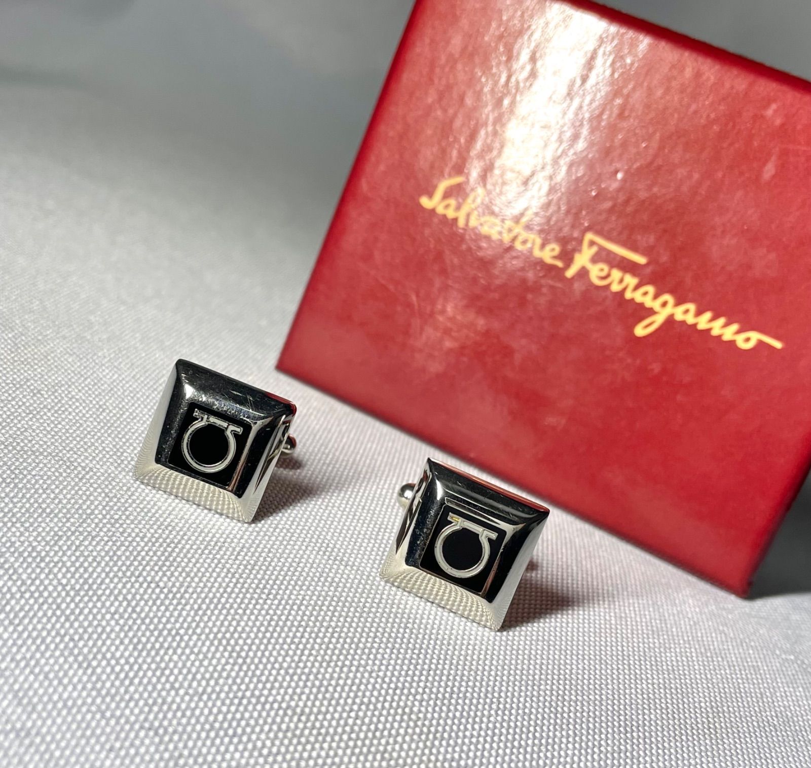【美品】サルヴァトーレフェラガモ　カフス　シルバー　シェル　ガンチーニ柄 Ferragamo サルヴァトーレフェラガモ ガンチーニ柄 スクエア シルバー