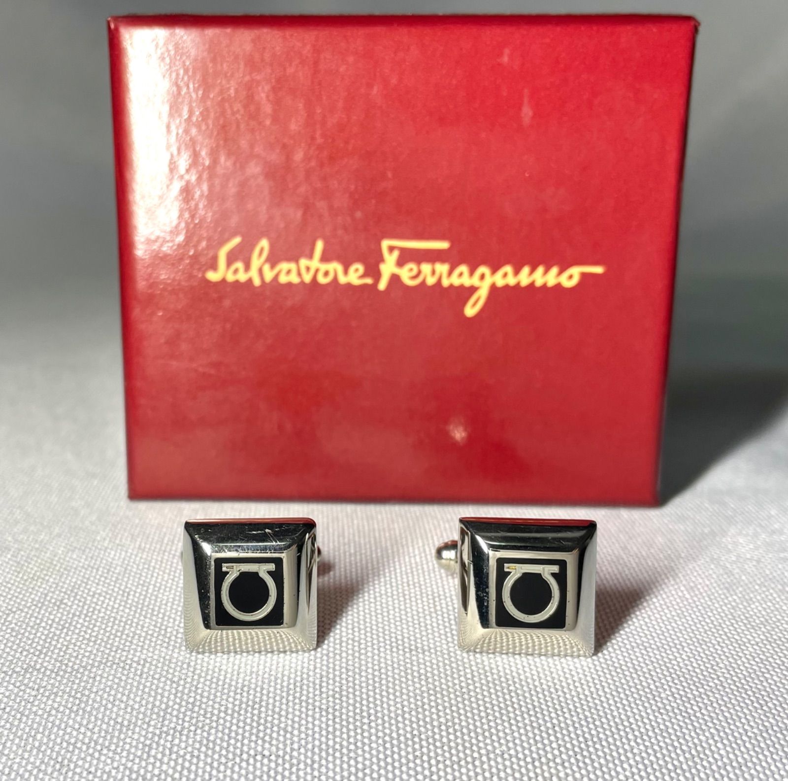 希少 Salvatore Ferragamo サルヴァトーレフェラガモ ガンチーニロゴ