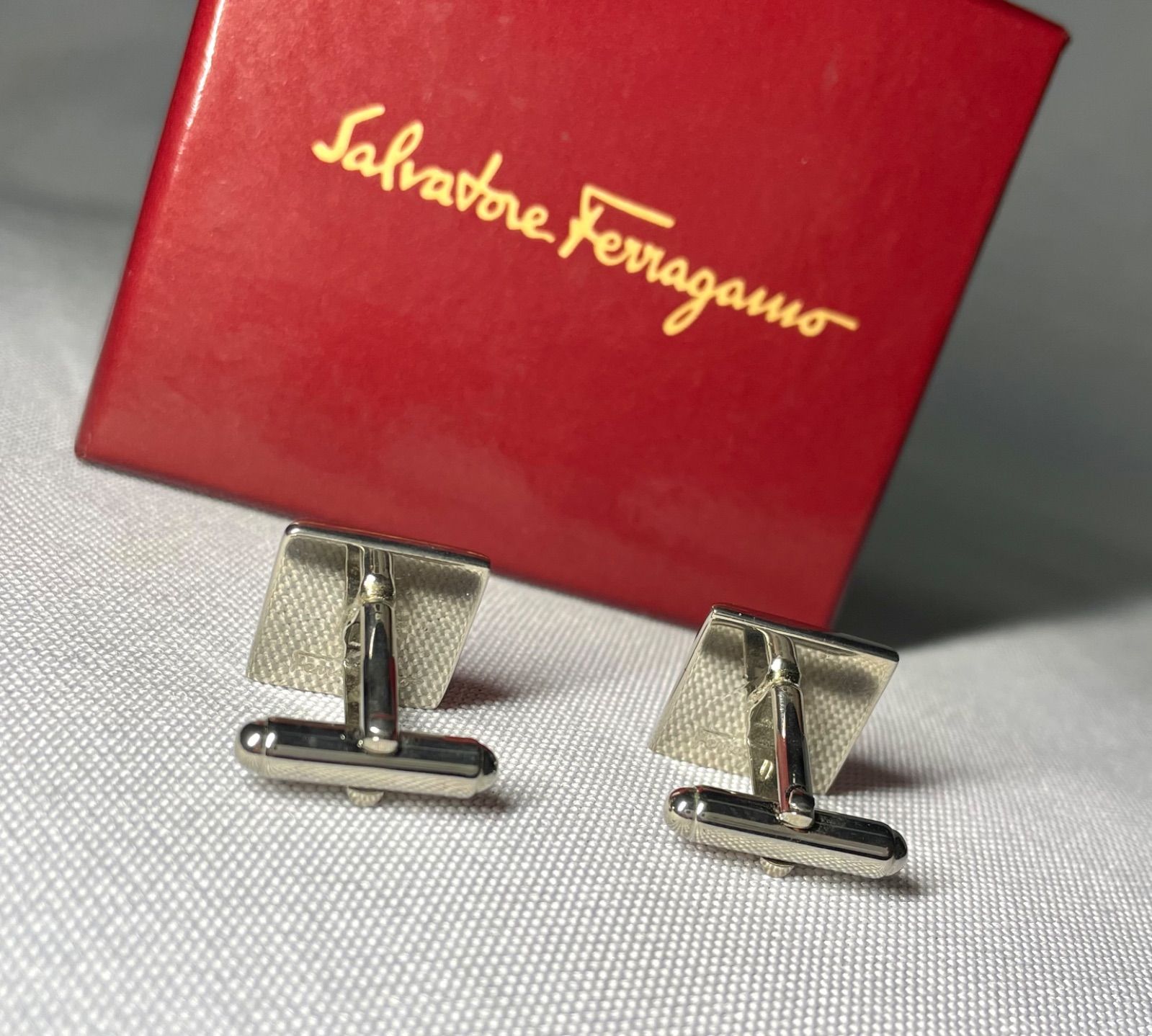 希少 Salvatore Ferragamo サルヴァトーレフェラガモ ガンチーニロゴ