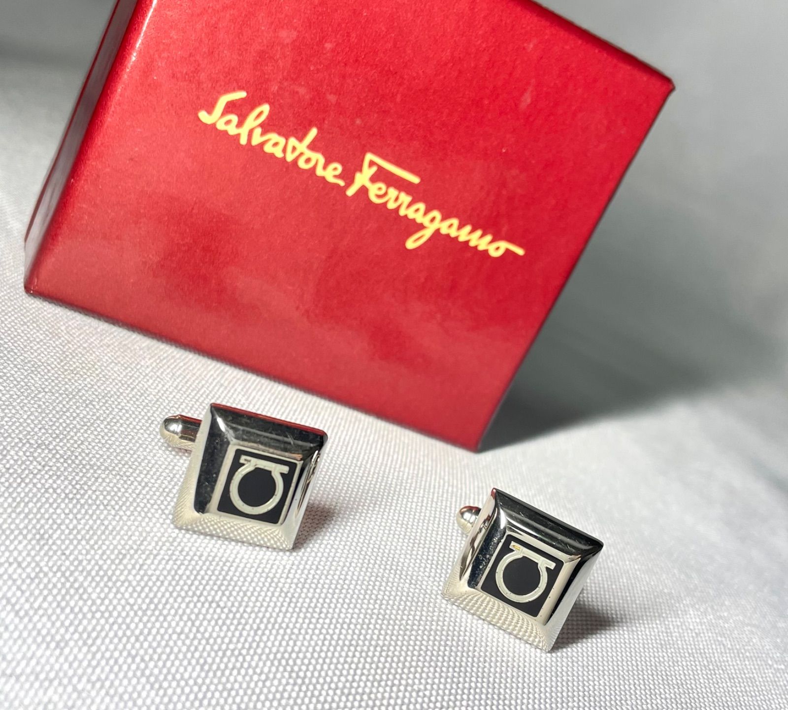 希少 Salvatore Ferragamo サルヴァトーレフェラガモ ガンチーニロゴ