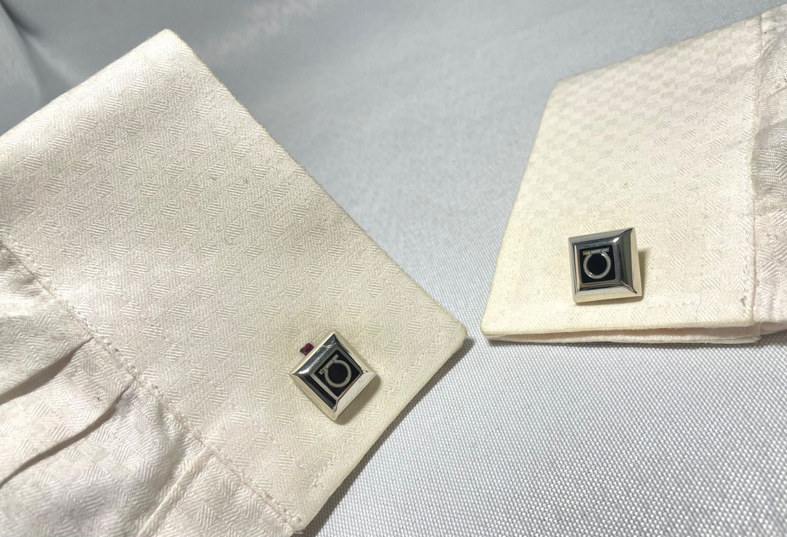 希少 Salvatore Ferragamo サルヴァトーレフェラガモ ガンチーニロゴ