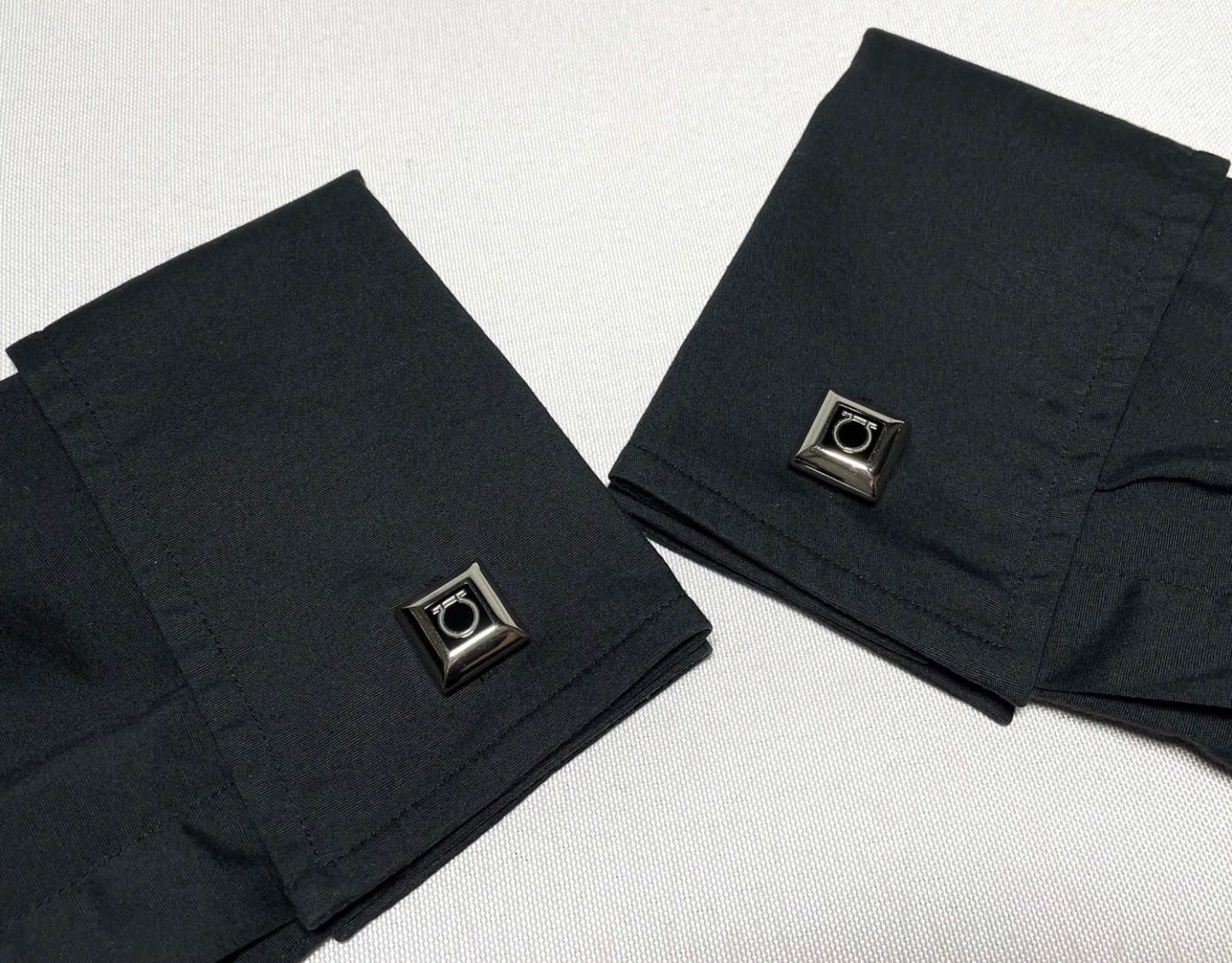 希少 Salvatore Ferragamo サルヴァトーレフェラガモ ガンチーニロゴ