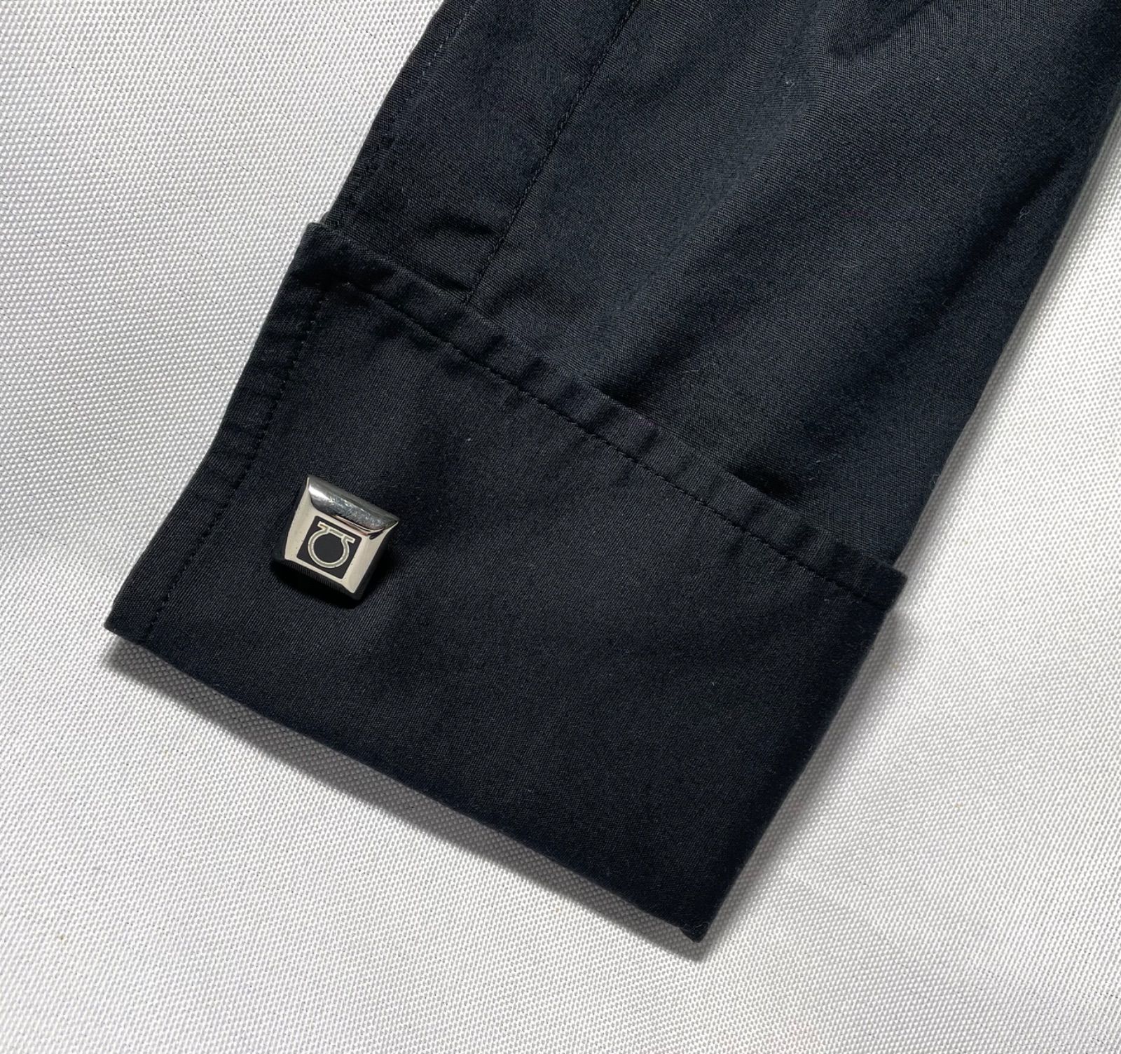 希少 Salvatore Ferragamo サルヴァトーレフェラガモ ガンチーニロゴ