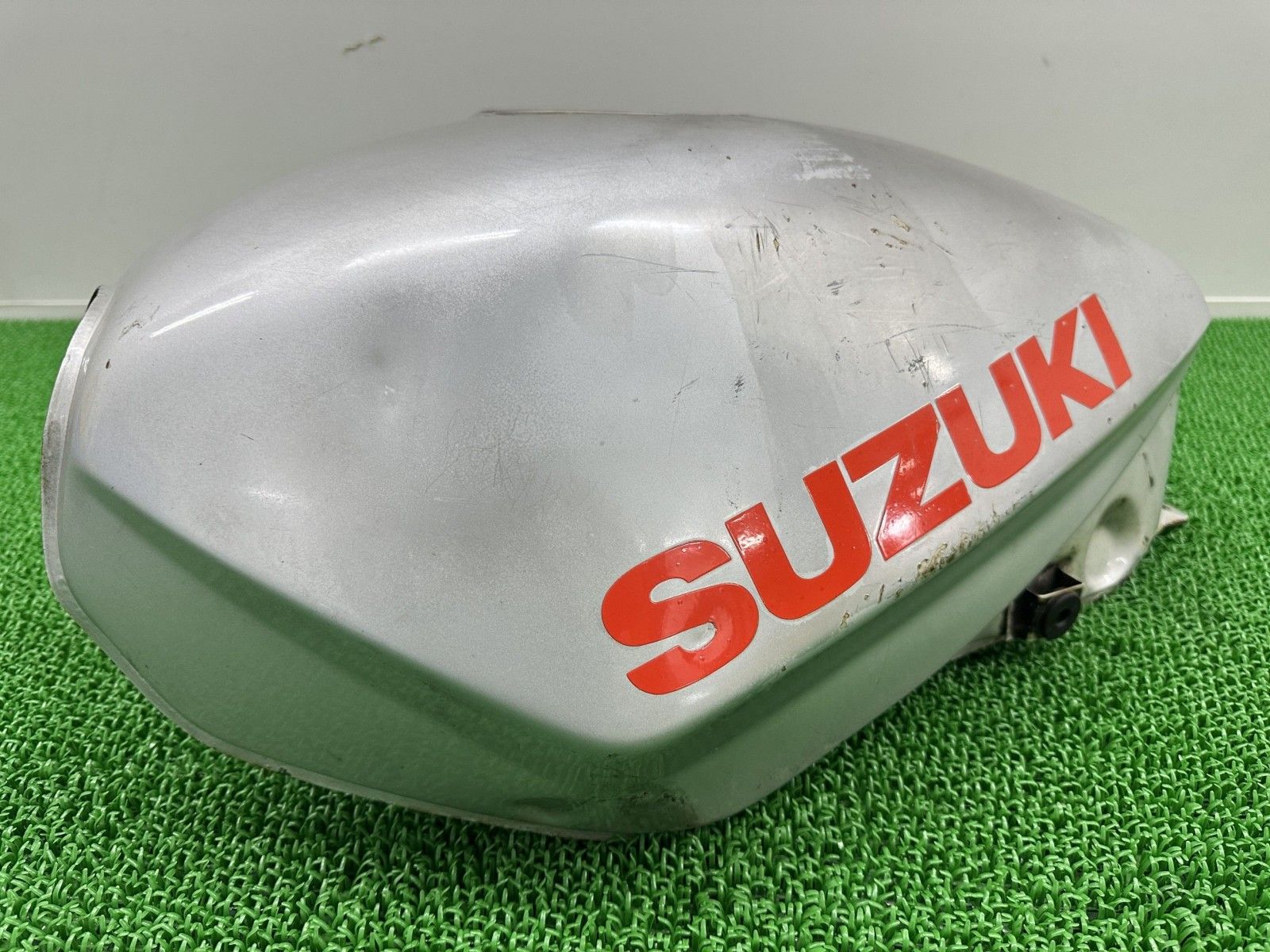 GSX400Sカタナ タンク 銀 スズキ 純正 中古 GK77A GSX250Sカタナ 刀 ノーマルガソリンタンク フューエルタンク 修復素材に sM GSX400Sカタナ タンク 銀 スズキ 純正 中古 GK77A GSX250Sカタナ 刀