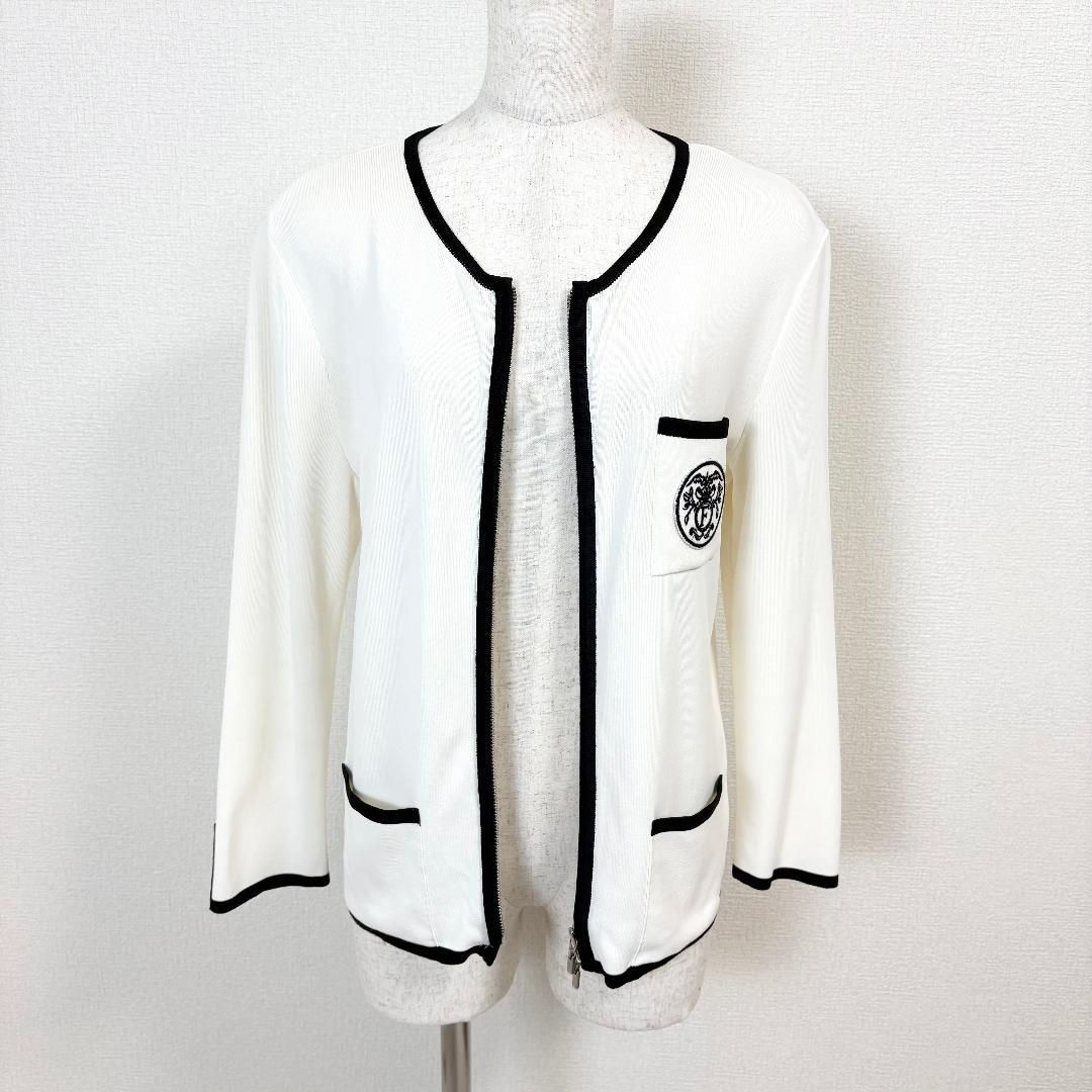 【美品】FOXEY ジップアップ ノーカラーカーディガン オフホワイト ワッペン 美品】FOXEY ジップアップ ノーカラーカーディガン オフホワイト
