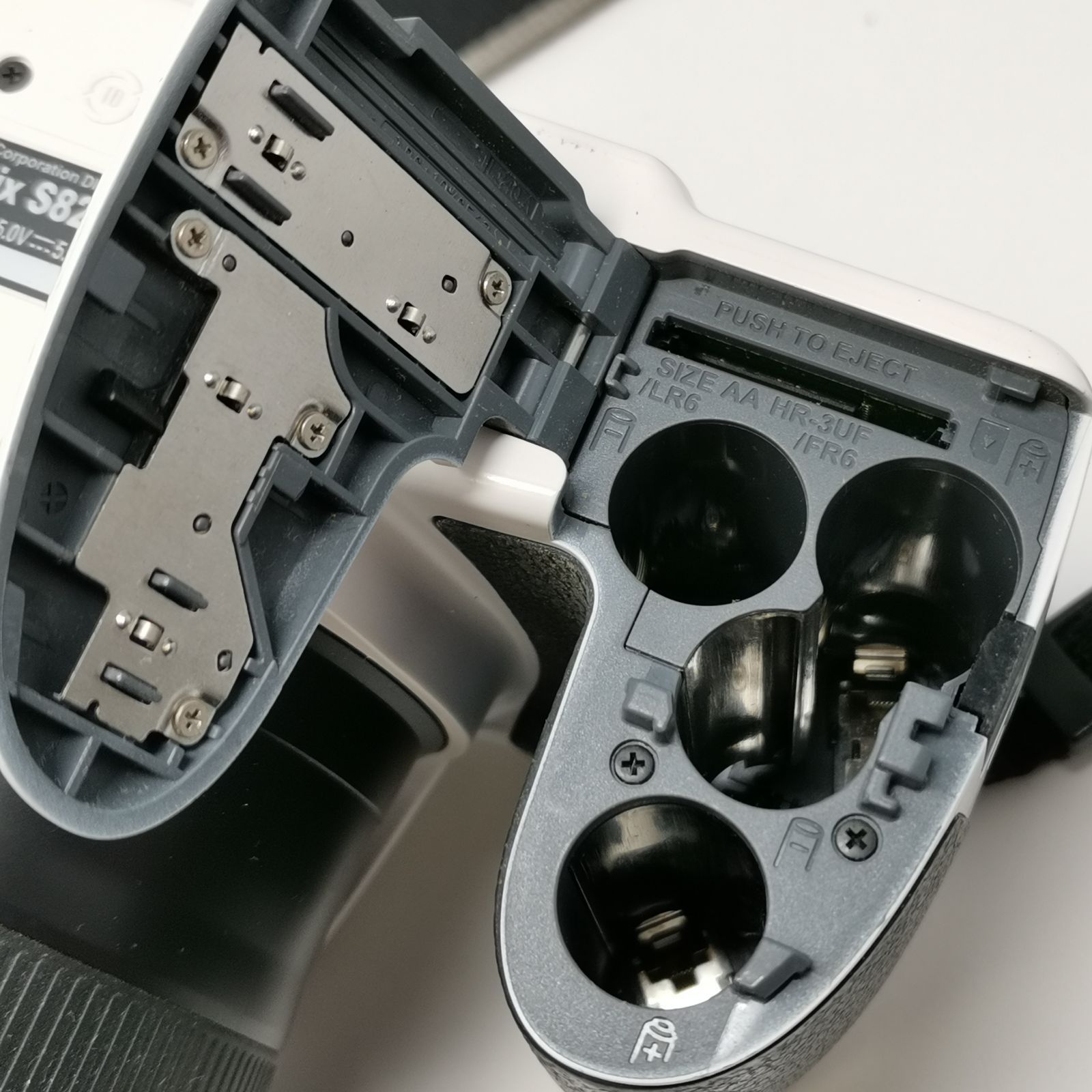 FUJIFILM FinePix S8200 ホワイト 中古品 SDカードなし 管理番号