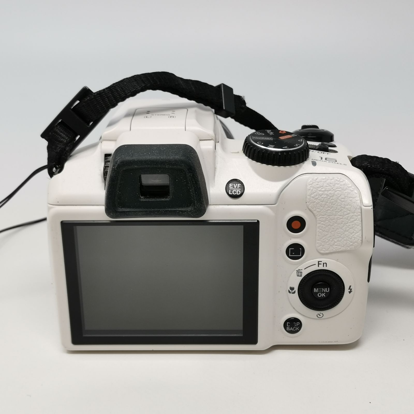 FUJIFILM FinePix S8200 ホワイト 中古品 SDカードなし 管理番号