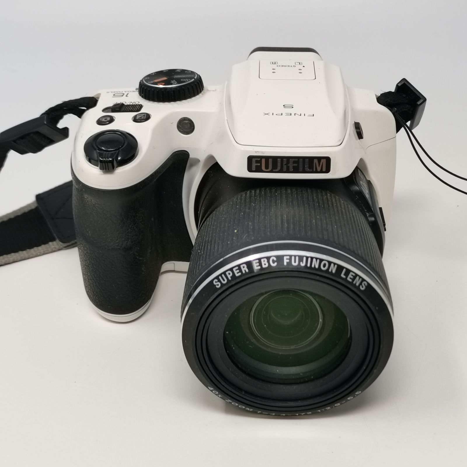 FUJIFILM FinePix S8200 ホワイト 中古品 SDカードなし 管理番号