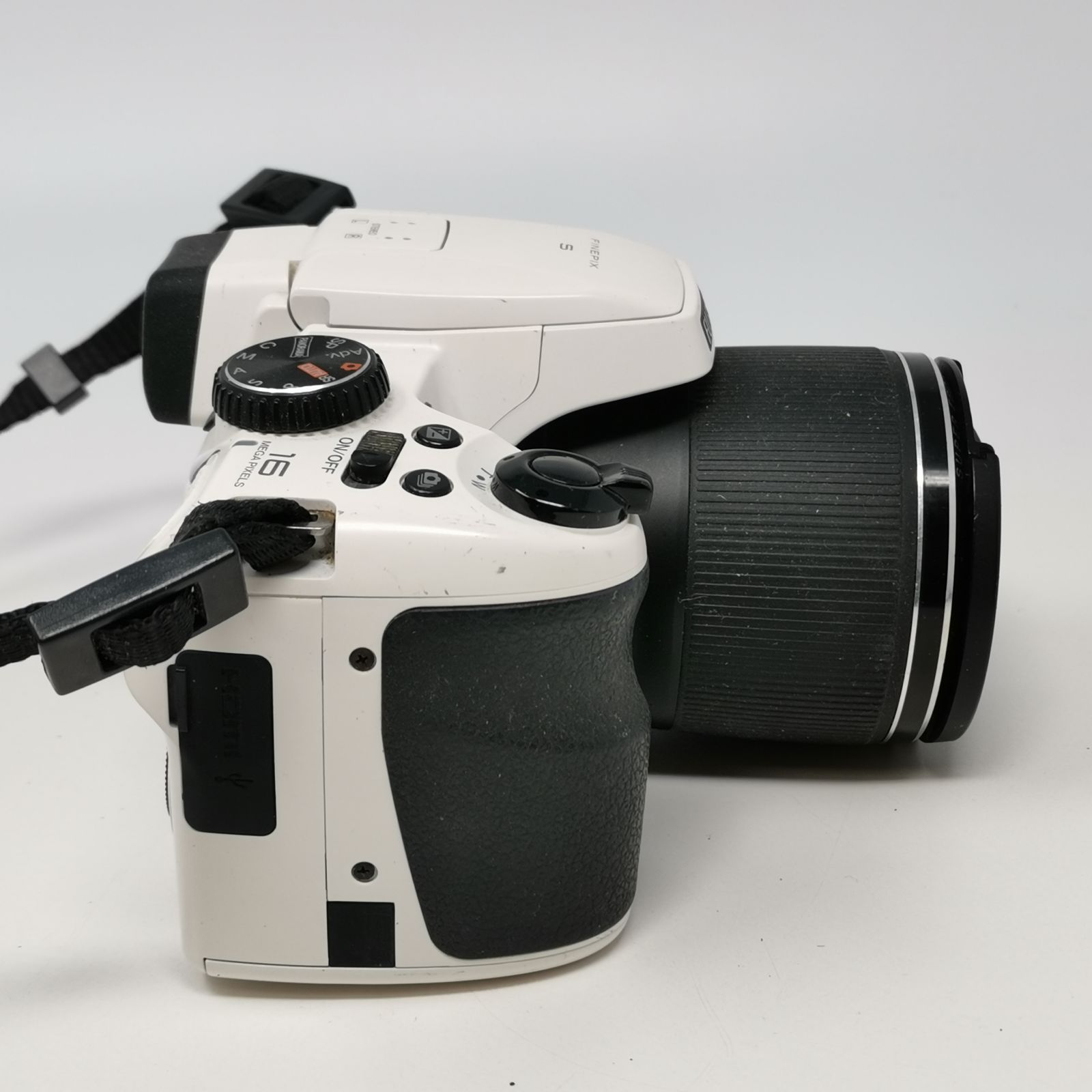 FUJIFILM FinePix S8200 ホワイト 中古品 SDカードなし 管理番号