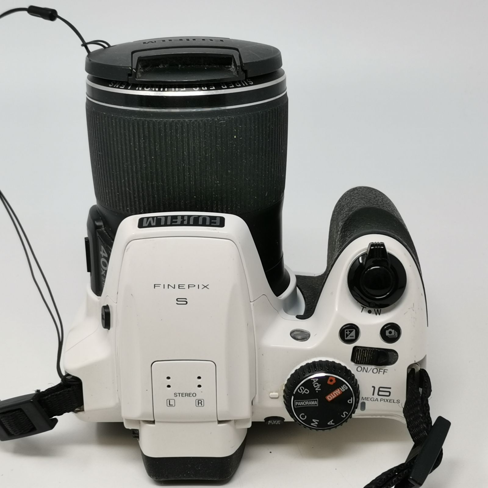 FUJIFILM FinePix S8200 ホワイト 中古品 SDカードなし 管理番号