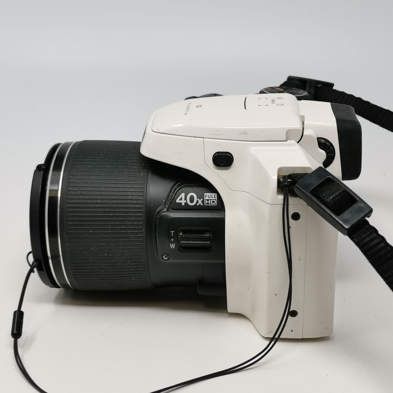 FUJIFILM FinePix S8200 ホワイト 中古品 SDカードなし 管理番号