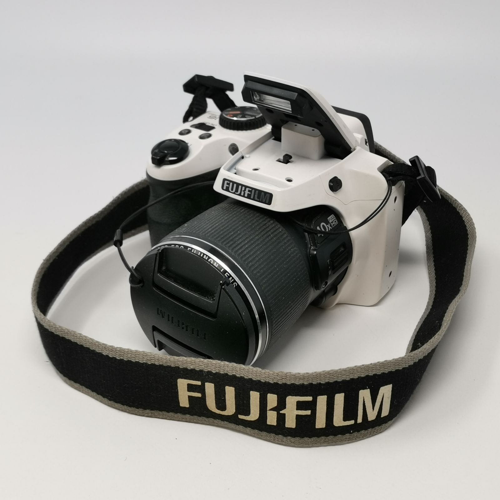 FUJIFILM FinePix S8200 ホワイト 中古品 SDカードなし 管理番号