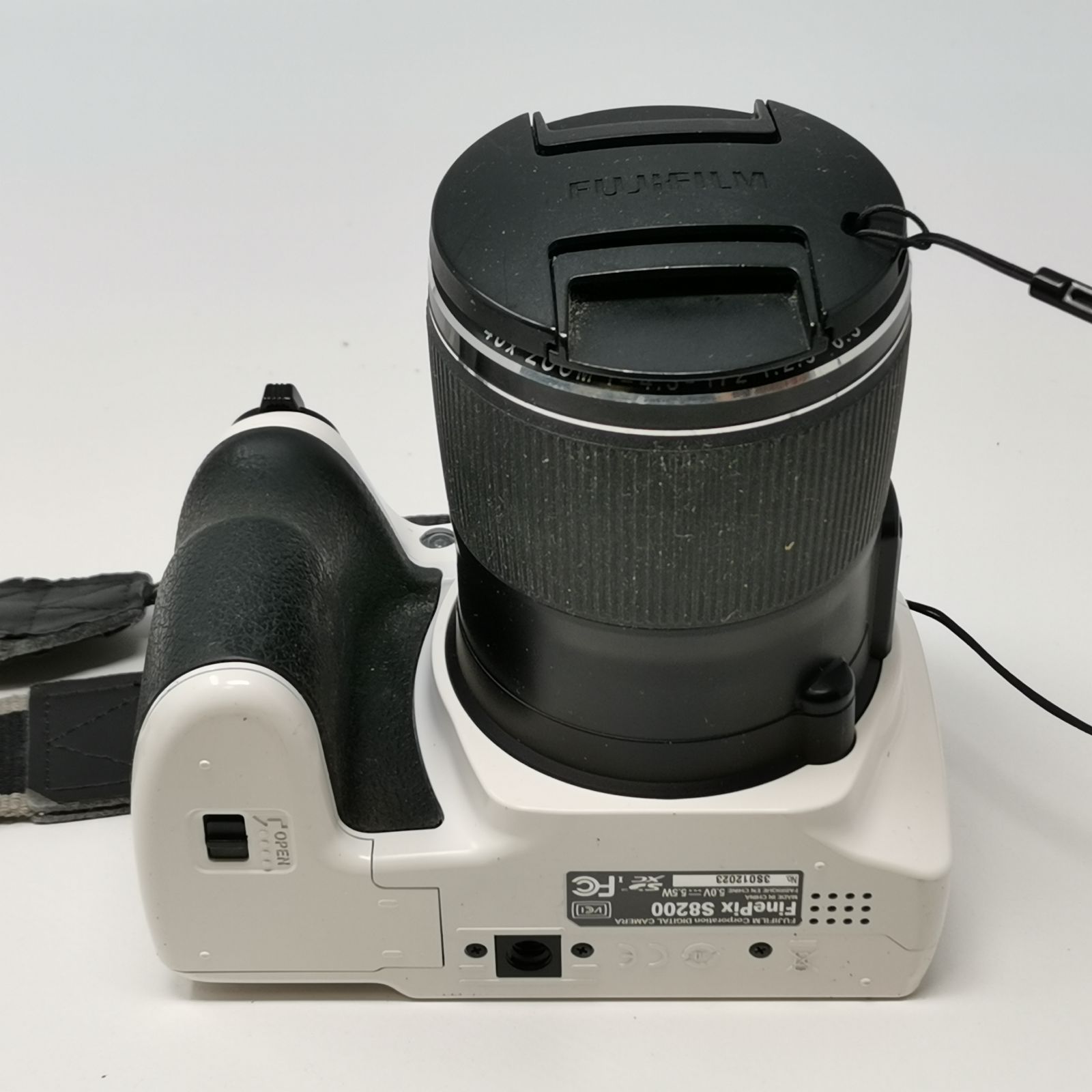 FUJIFILM FinePix S8200 ホワイト 中古品 SDカードなし 管理番号