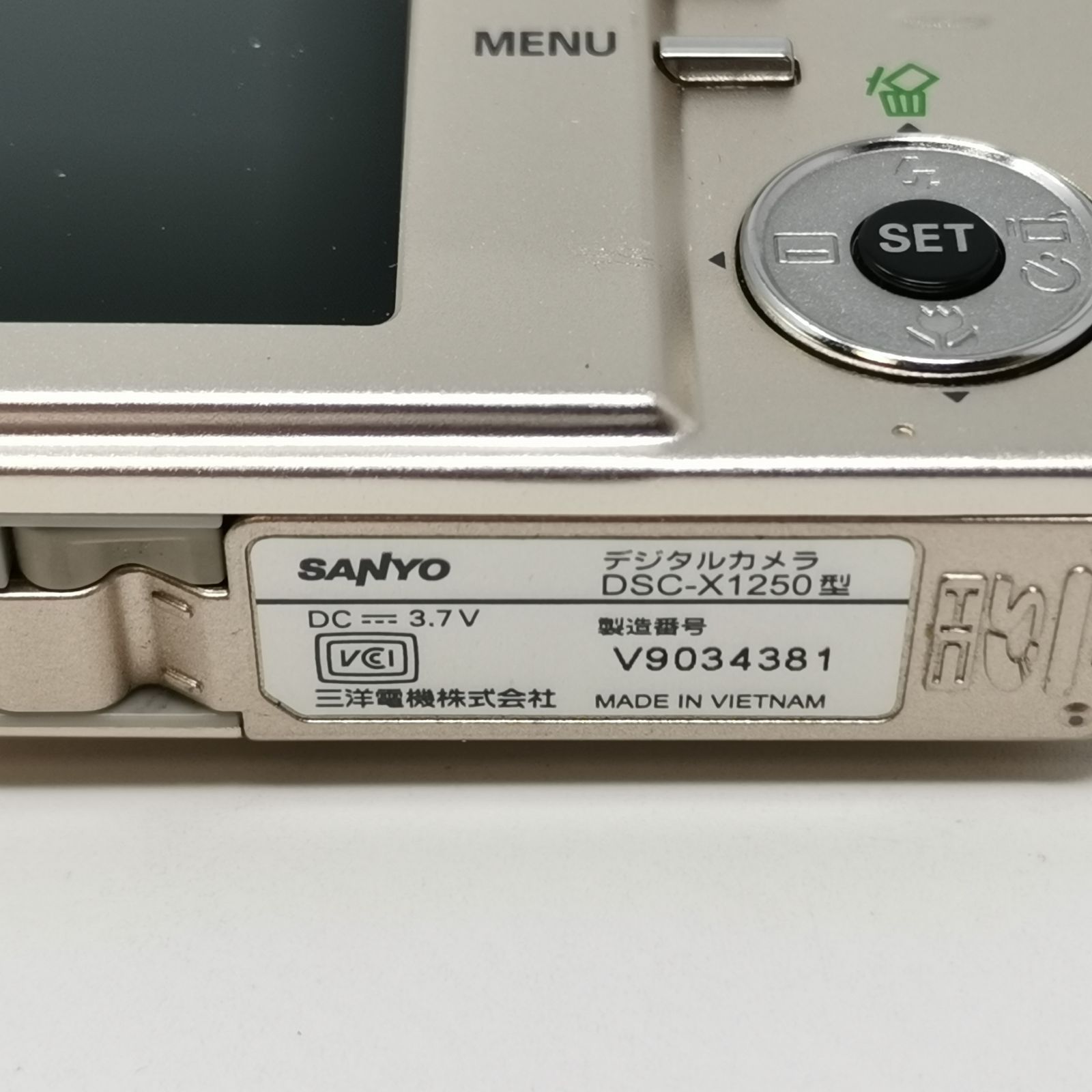 SANYO X1250 コンパクトデジタルカメラ 訳あり、コンデジ SANYO サンヨー DSC-X1250型 カメラ コンデジ 訳あり品 ゴールド 中古