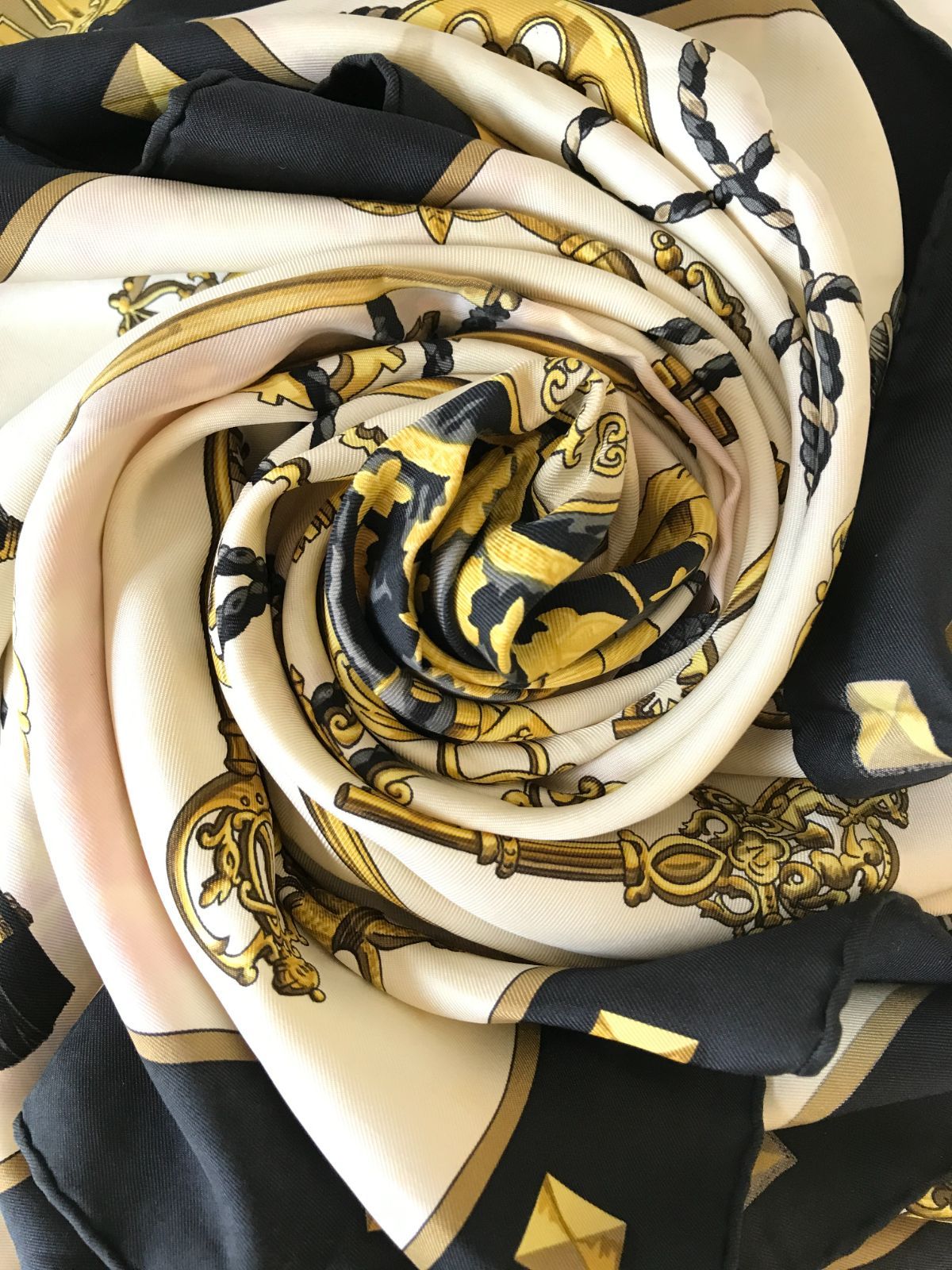 HERMES エルメス 大判スカーフ カレ90 LES CLES 鍵柄 ブラック×マルチ