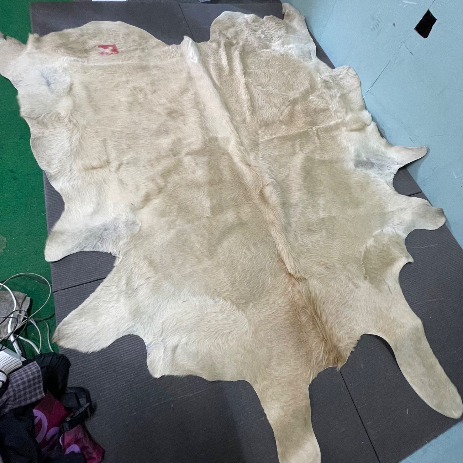 ♭ 大型 カウラグ 牛皮 本革 一枚 カーペット ラグ 絨毯 レザー 毛皮