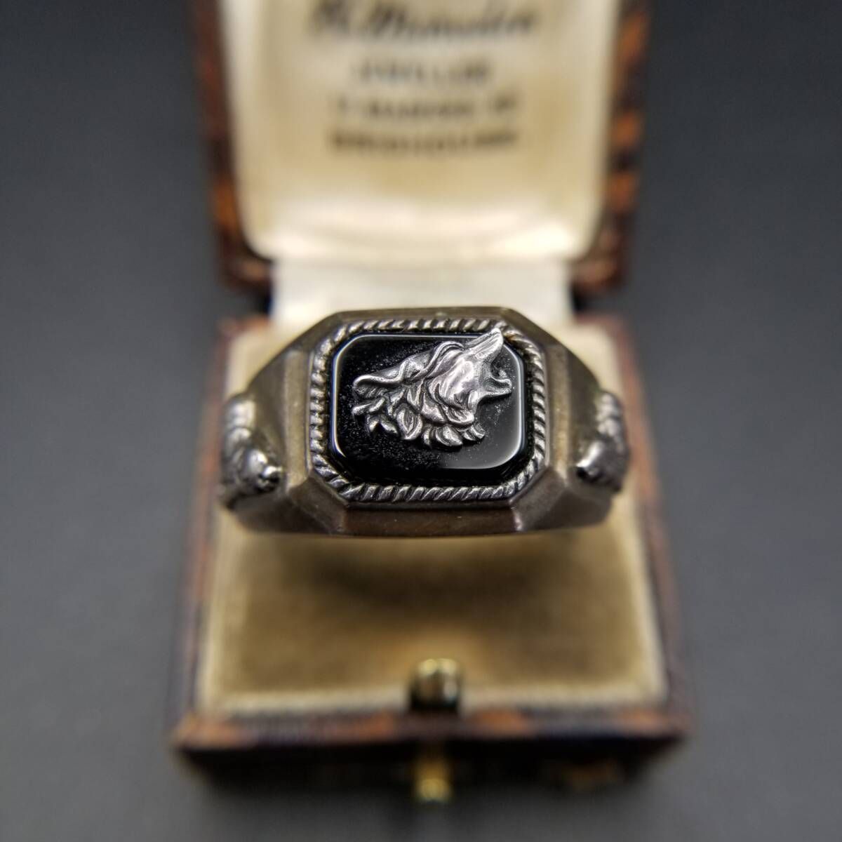 Bradford Exchange Call of the Wild 遠吠えするオオカミ 紋章 ヴィンテージ シグネット リング 925 シルバー 銀 指輪 重厚感 Y26-W Bradford Exchange Call of the Wild 遠吠えするオオカミ 紋章