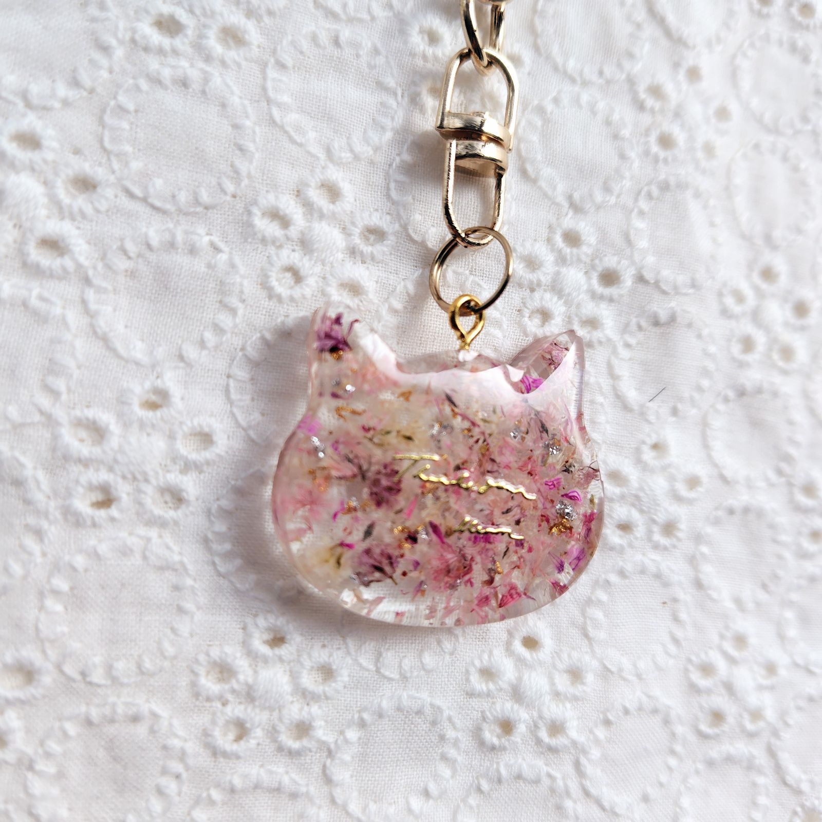 匿名配送】 花びら 猫ちゃん キーホルダー ピンク バッグチャーム