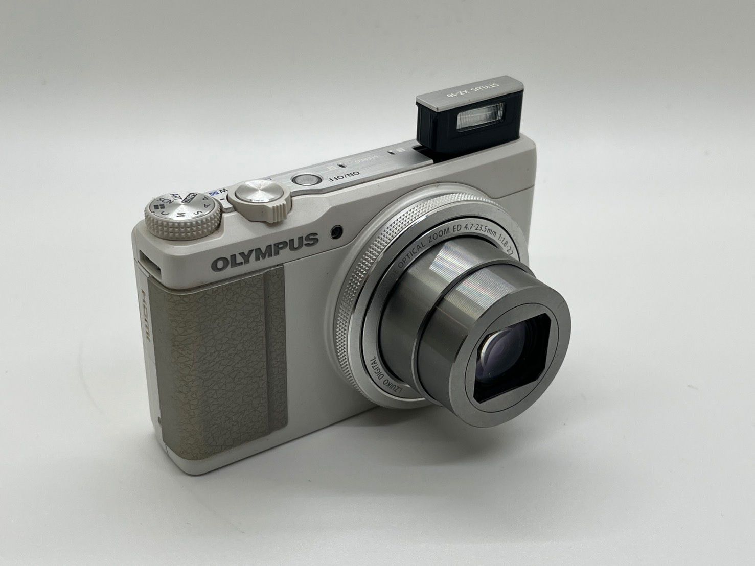 ジャンク品　OLYMPUS STYLUS XZ-10 カメラ 0166 OLYMPUS STYLUS XZ-10 ホワイト デジカメ ジャンク品【ネ】