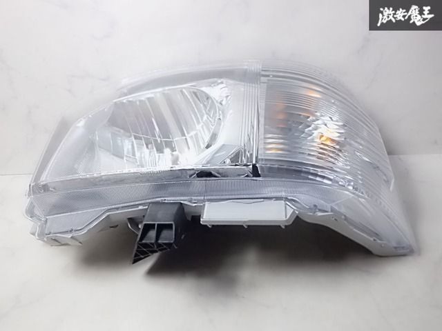 R8.2新車外し　ハイエースバン　ワイドボディ　純正ヘッドライト　ハロゲン R8.2新車外し ハイエースバン ワイドボディ 純正ヘッドライト ハロゲン