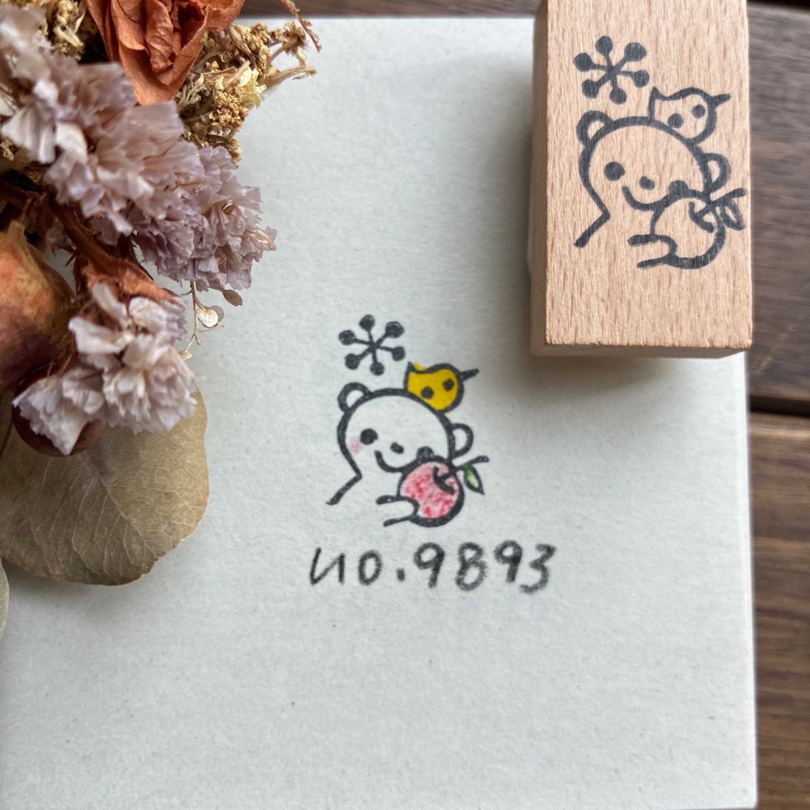 スタンプ No. 9893りんごを持ったクマと小鳥 - メルカリ