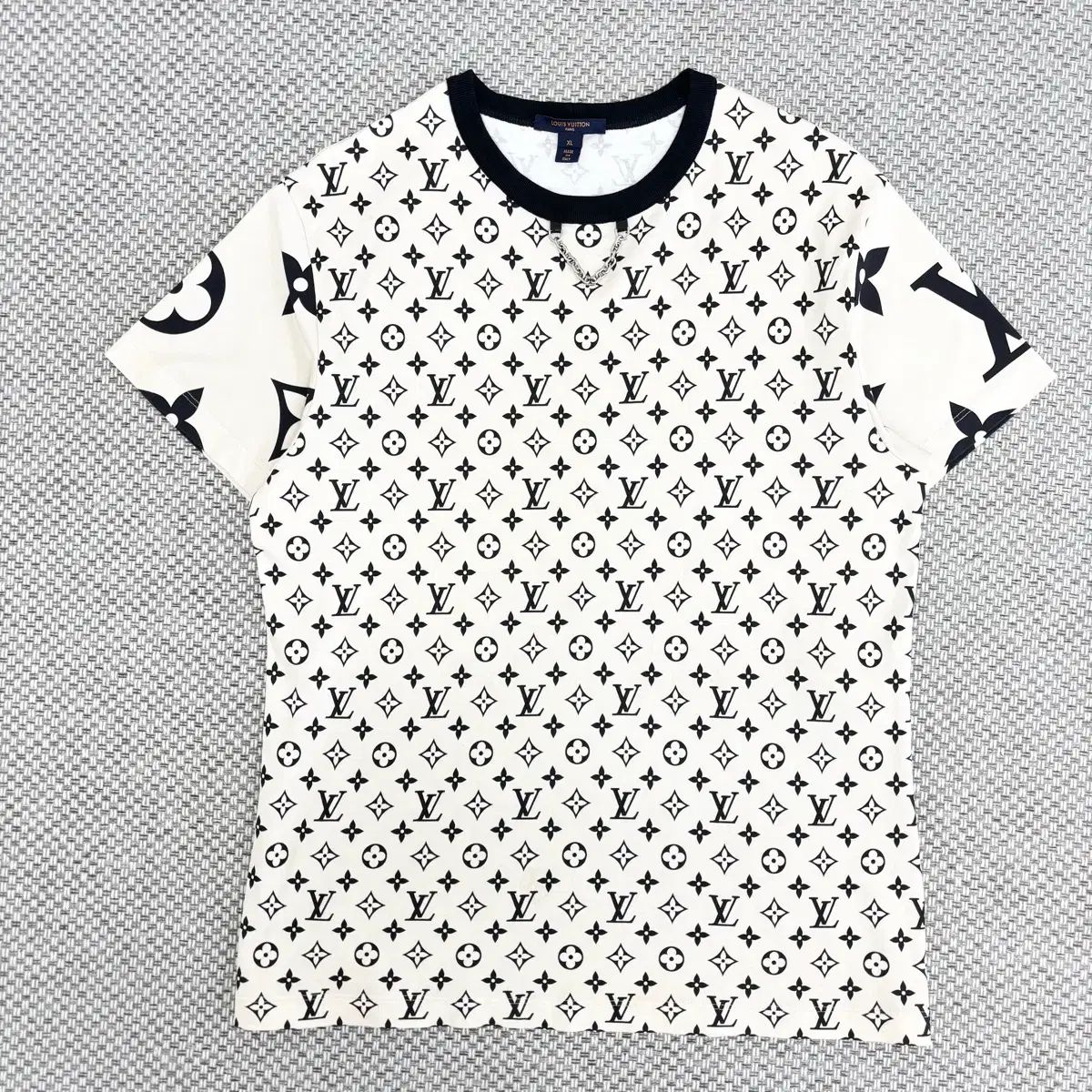 XL Louis Vuitton LVロゴ 半袖Tシャツ - メルカリ