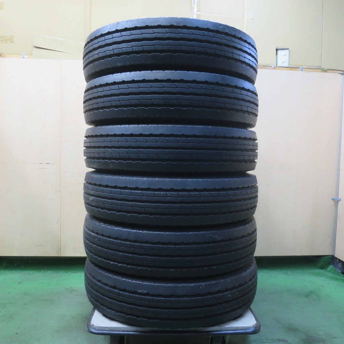 ほぼ未使用！新車外し！6本☆トラック タイヤ 195/85R15 113/111L 12PR 
