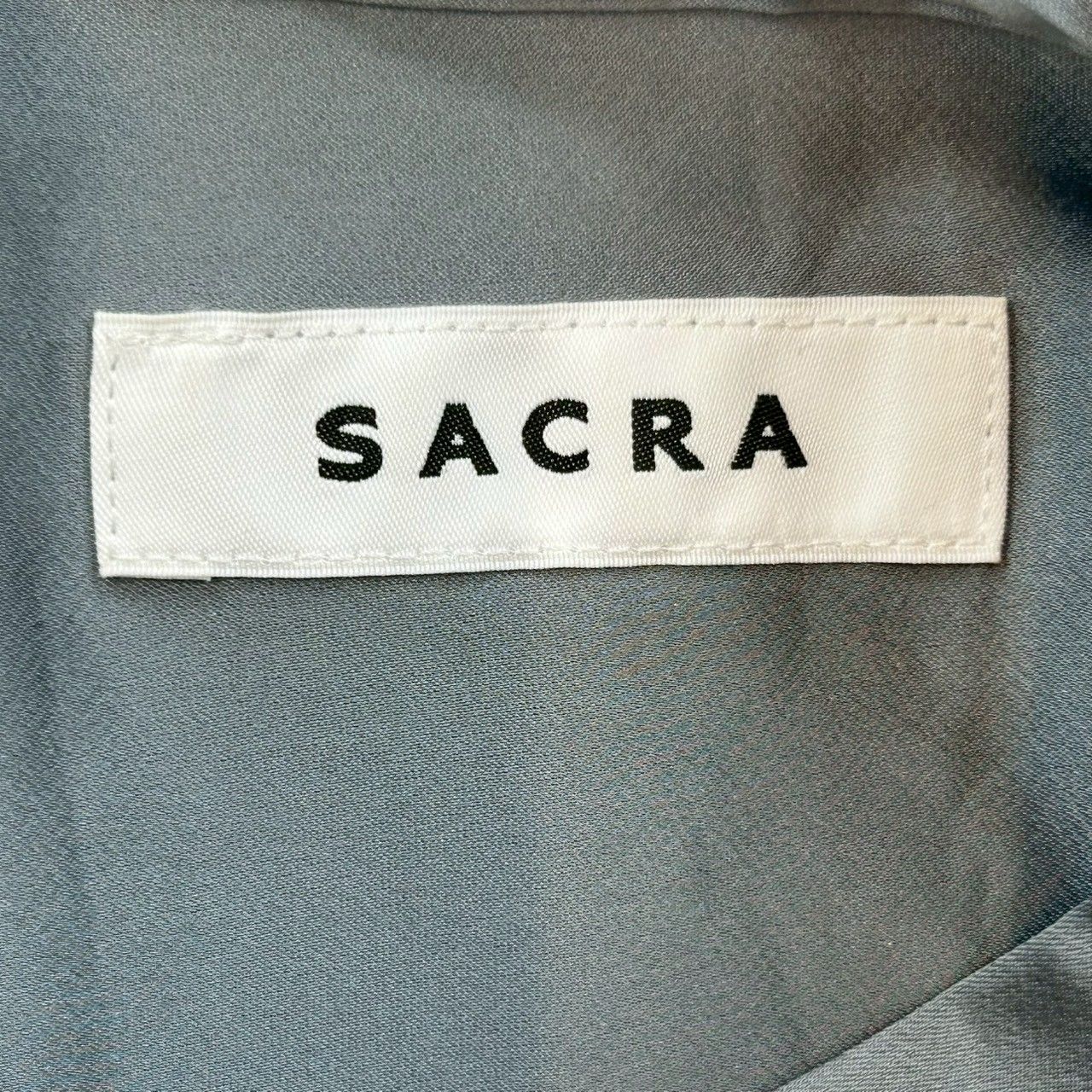 SACRA サクラ サテンバンドカラーシャツ 長袖シャツ 光沢 とろみ 
