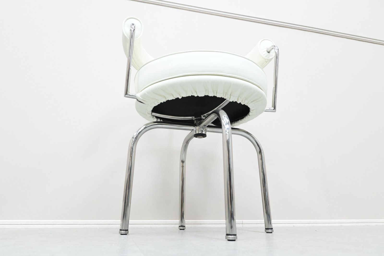 ☆展示極美品☆Le Corbusier ル・コルビュジエ アームチェア LC7 