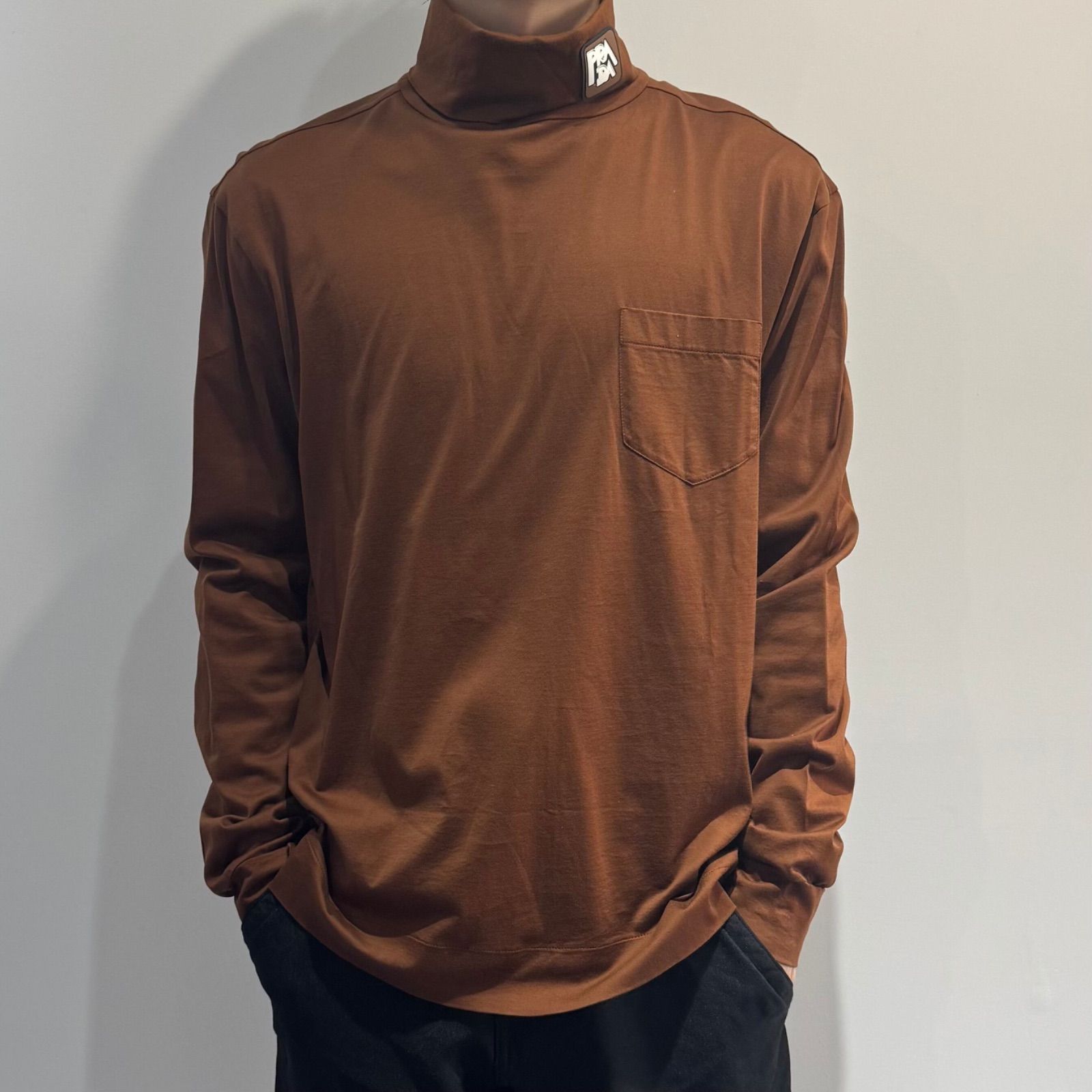 【新品同様】PRADA タートルネックバックジップ Tシャツ　ブラウン　コットン　プラダ