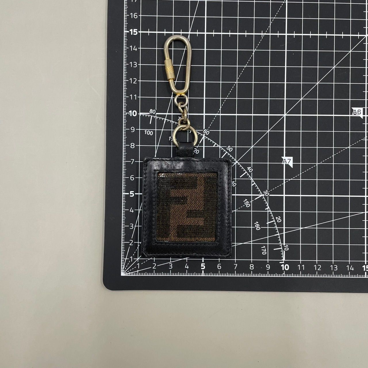 美品 FENDI フェンディ キーホルダー キーリング バッグチャーム 