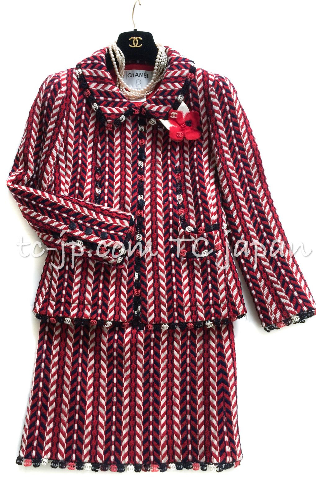 シャネル スーツ CHANEL レッドネイビー トリコロール ウール ツイード ジャケット スカート カメリアブローチ付 ココマーク カール・ラガーフェルド 超美品 34 CHANEL - シャネル スーツ CHANEL レッドネイビー トリコロール ウール