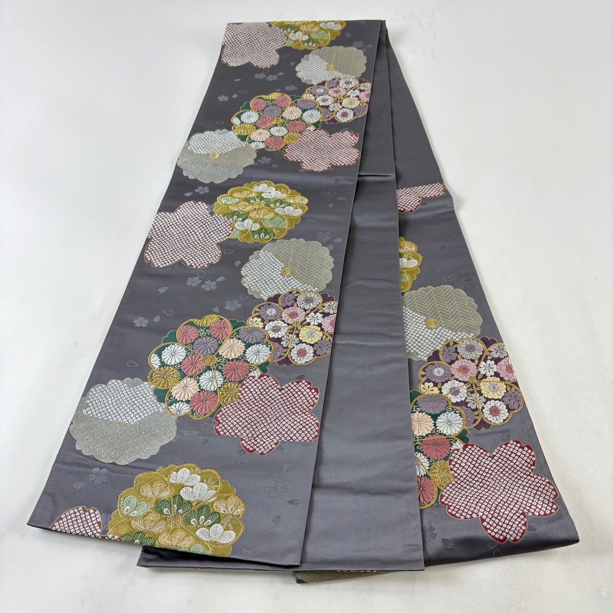 唐織春秋 袋帯 六通柄 正絹 新小石丸 花文 菊 桜 吉祥文様 美品 イ6362 袋帯 秀品 落款 菊唐草 桜 金糸 刺繍 灰色 六通 正絹 【中古】 - メルカリ