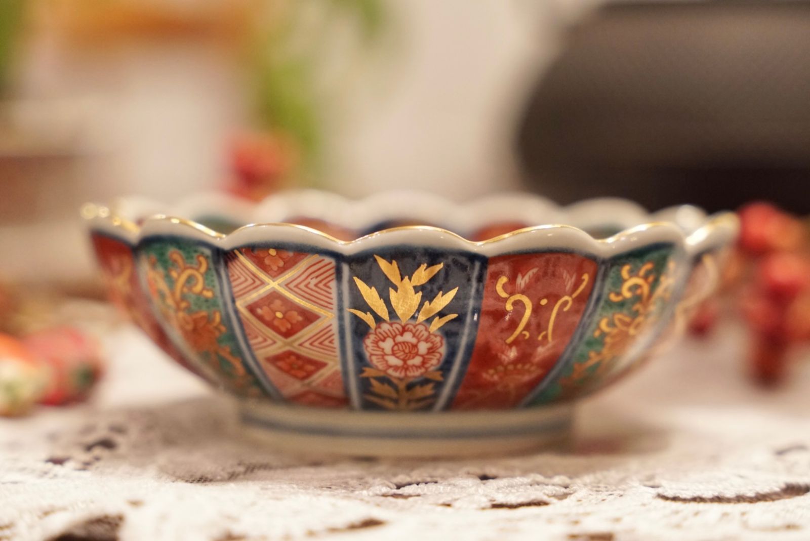 林九郎窯】波佐見焼 伊万里様式 色絵金彩 割菊文 牡丹花文 菊形小皿