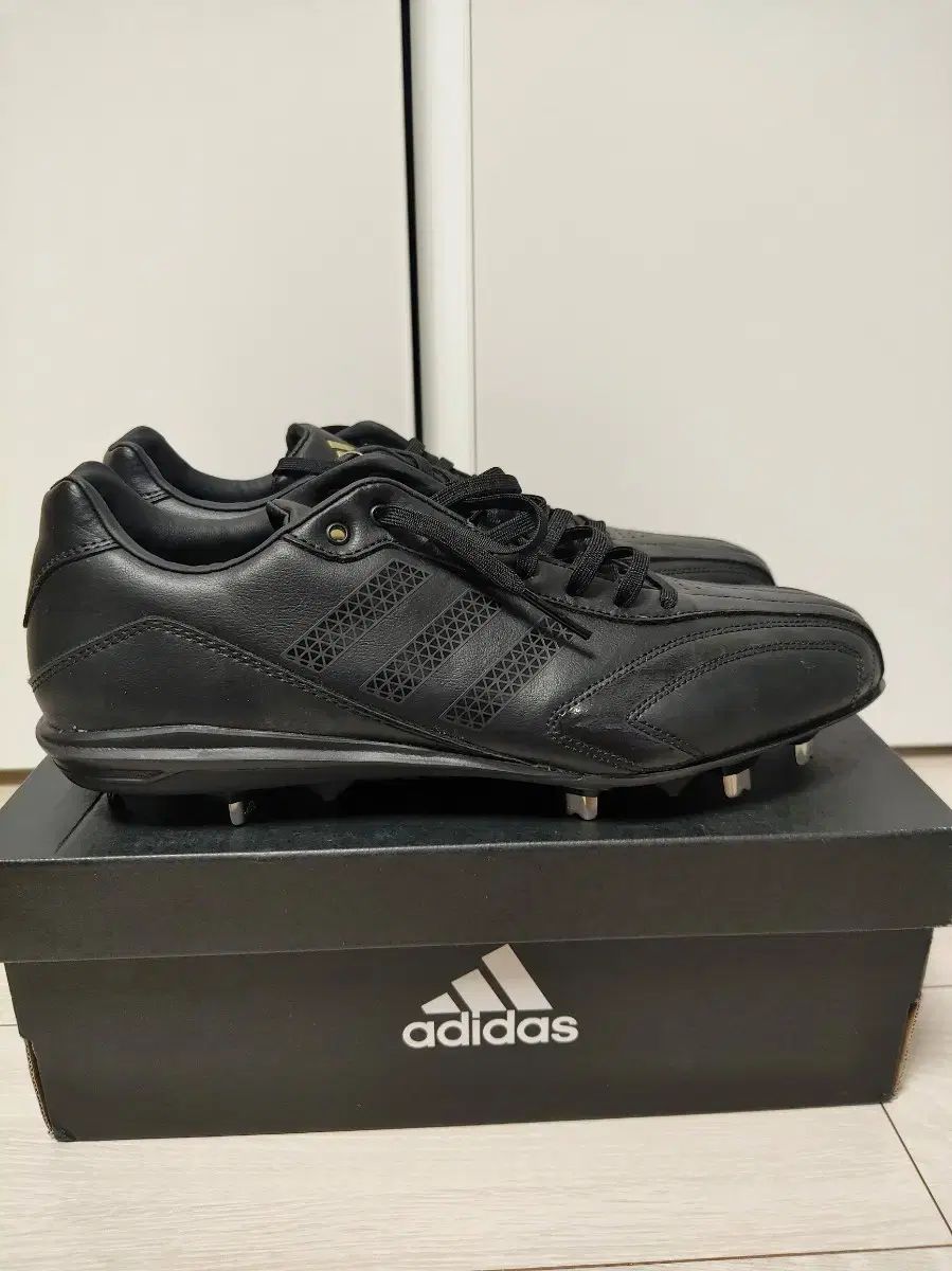 新品 アディダス 野球シューズ 日本