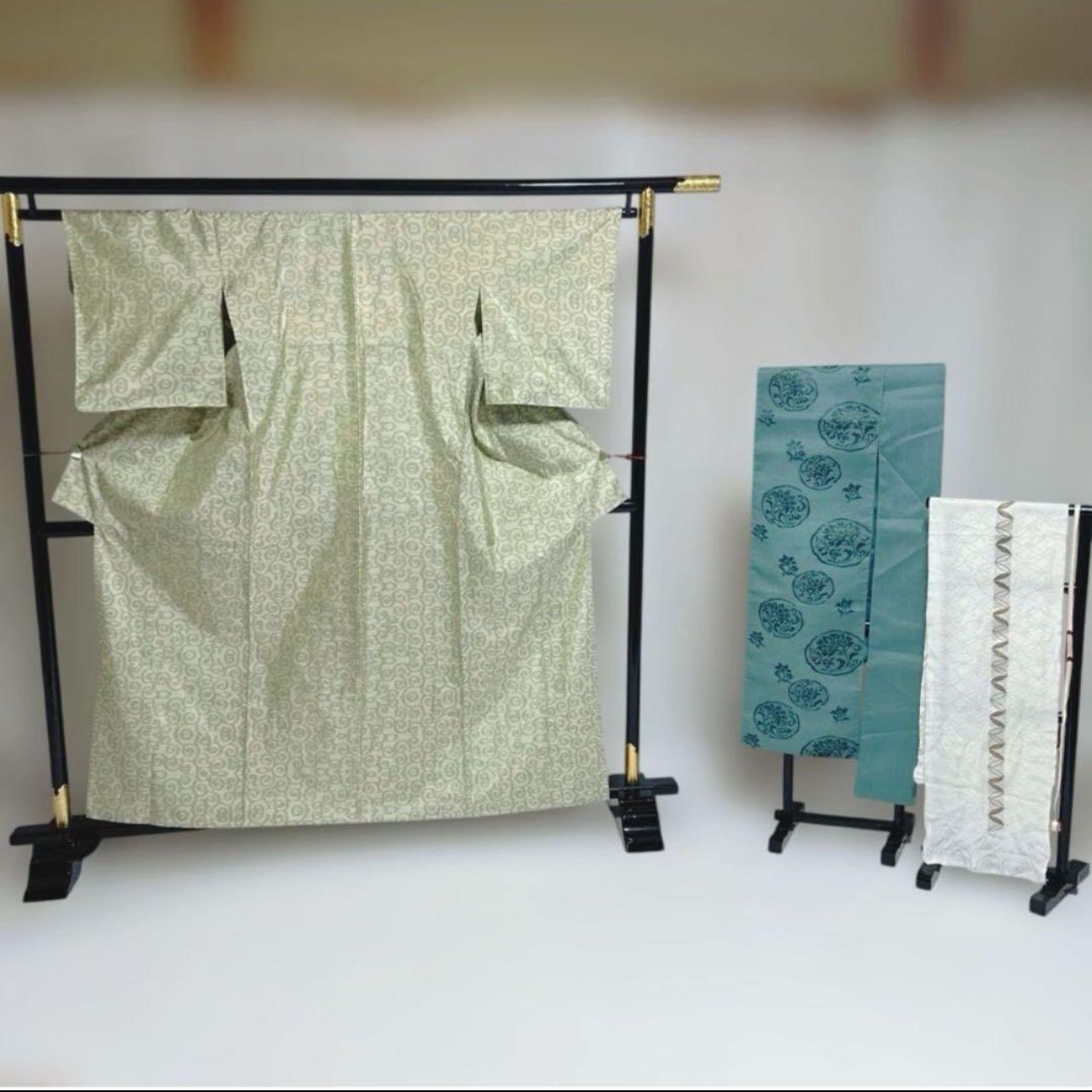 白大島紬 正絹 美品 フルセット 4点 小紋 上質 淡色 上品 美品 袷 正絹 大島紬 白紬 小紋 フルセット 美品 袷 正絹 大島紬 白紬