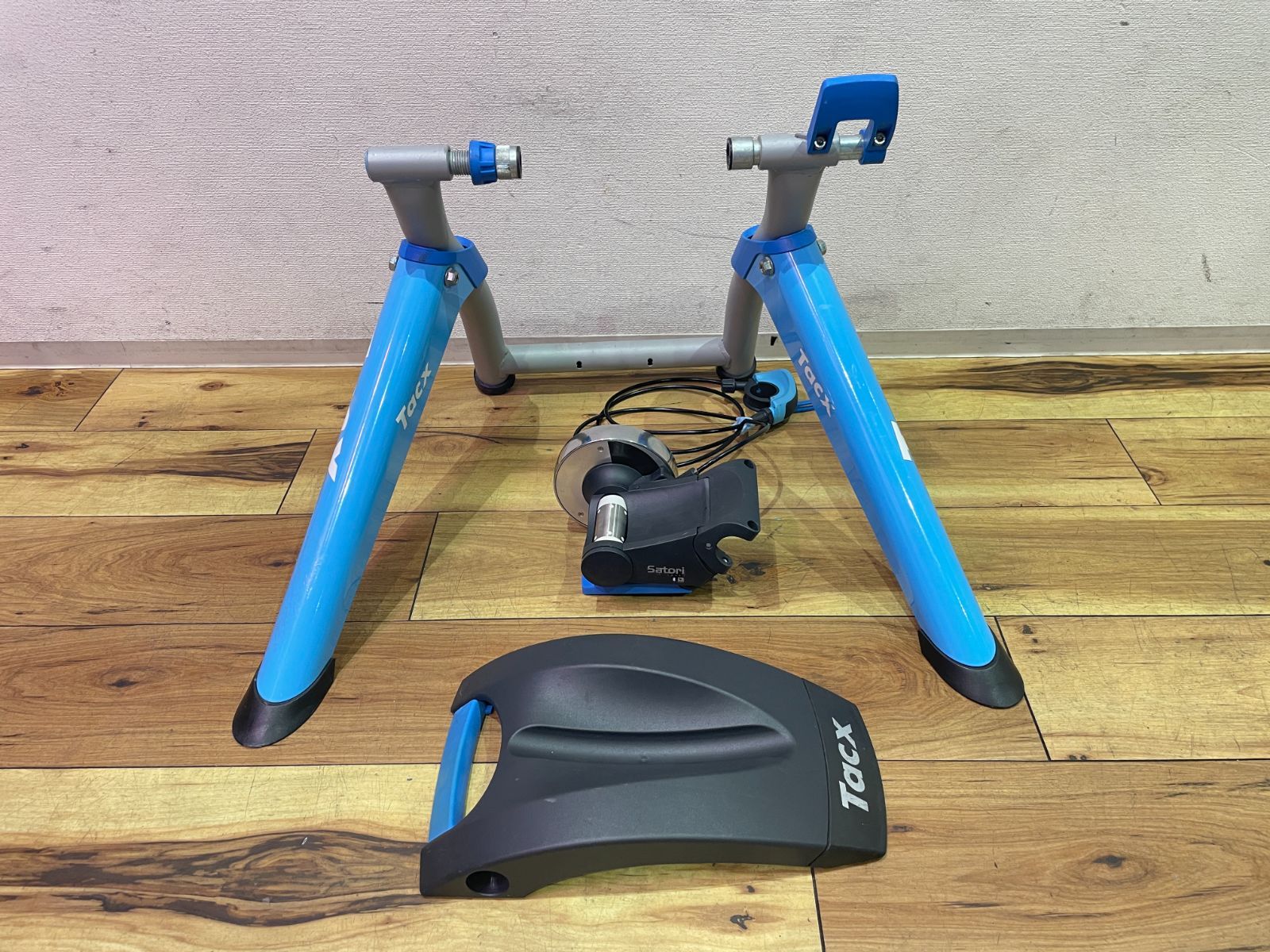 P4380 ■USED■Tacx タックス T2400 SATORI サトリ SMART ※ローラー取り付けボルト欠品 スマートトレーナー サイクルトレーナー 固定ローラー 屋内トレーニング ロードバイク 自転車
