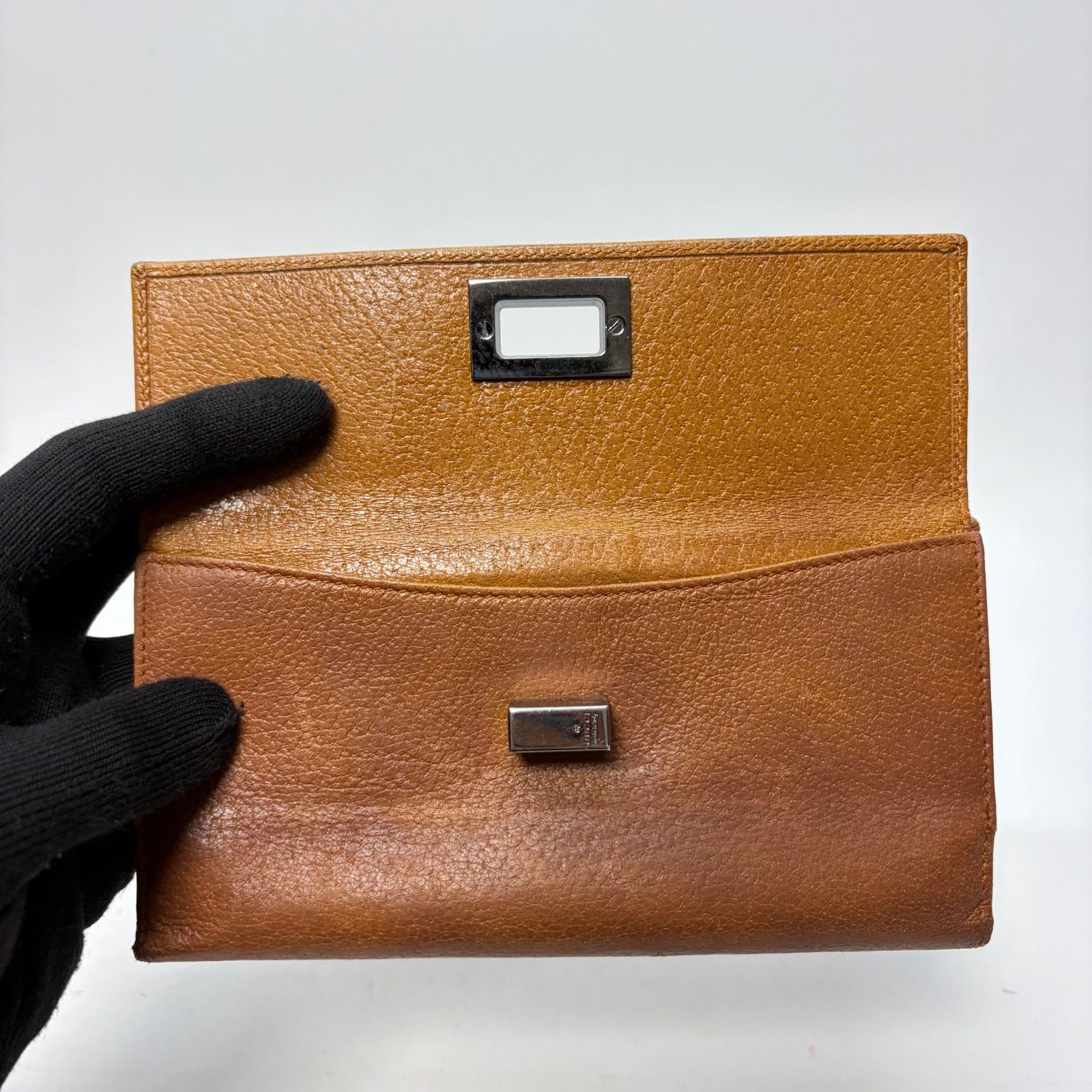 GUCCI ダークブラウン Gucci ブラウンレザー 長財布 エンボスロゴ長