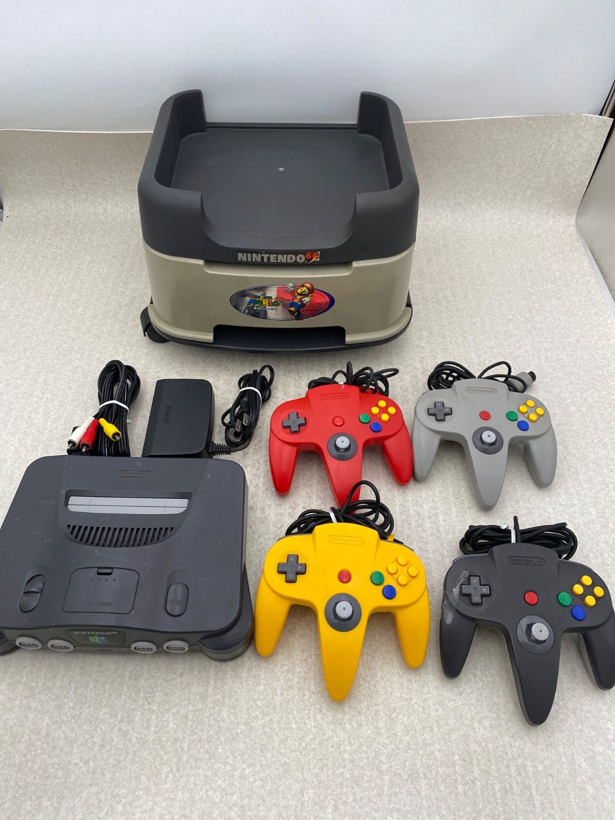 Nintendo(任天堂)64 収納ケース付き　ファミコン本体　コントローラー ニンテンドー64 本体 動作品 コントローラー4点 収納ケース付き
