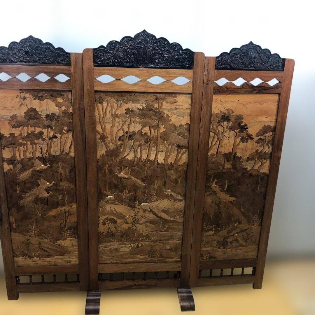 昭和52年製 日本製 木象嵌 三連衝立 松に孔雀 瑞鳥 山水図 神戸税関検査印 輸出工芸家具 和風 パーテーション 古民家 旅館 店舗什器 260117-1 昭和52年製 日本製 木象嵌 三連衝立 松に孔雀 瑞鳥 山水図 神戸税関検査印 輸出工芸家具 和風 パーテーション 古民家 旅館 店舗什器 260117-1