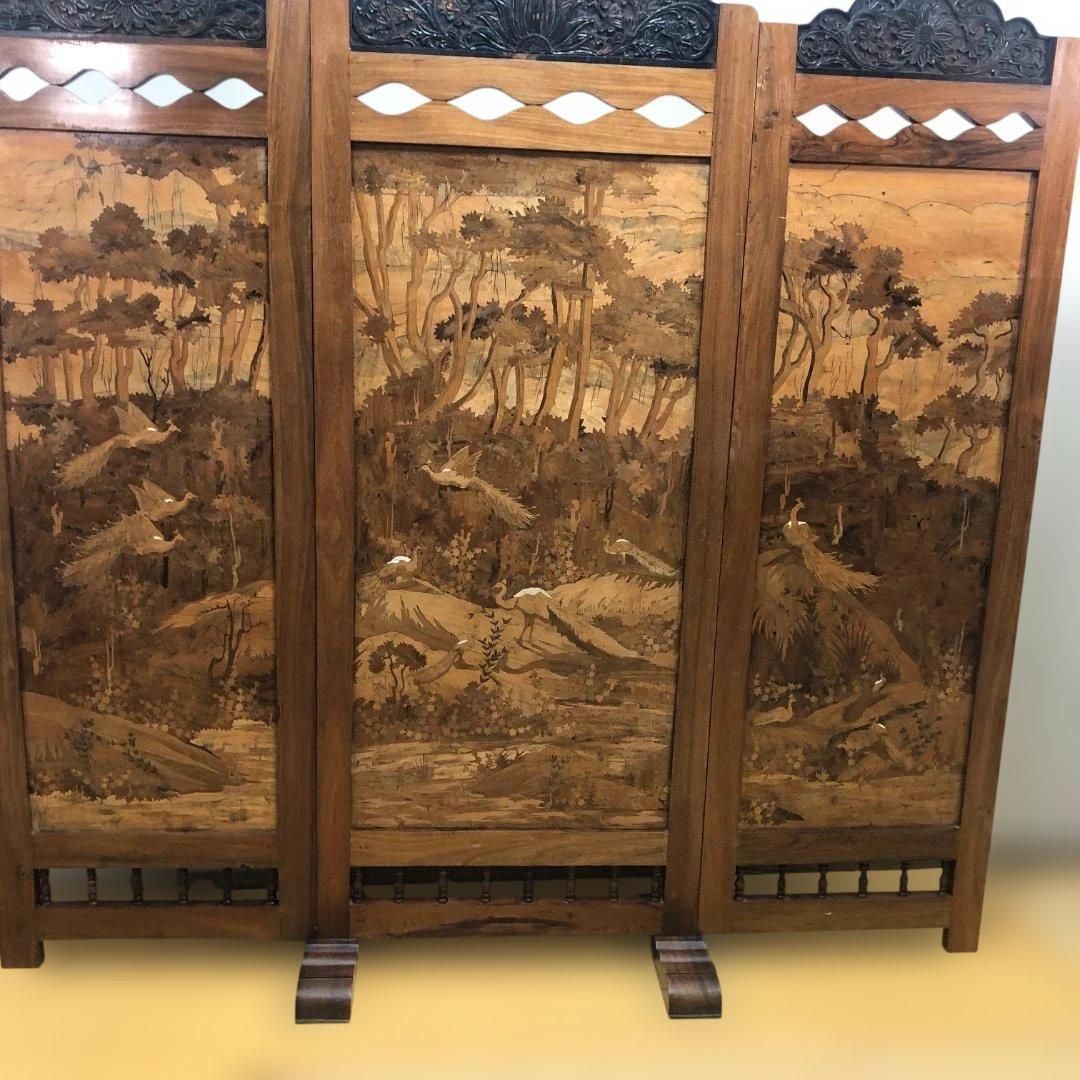 昭和52年製 日本製 木象嵌 三連衝立 松に孔雀 瑞鳥 山水図 神戸税関検査印 輸出工芸家具 和風 パーテーション 古民家 旅館 店舗什器 260117-1 昭和52年製 日本製 木象嵌 三連衝立 松に孔雀 瑞鳥 山水図 神戸税関検査印 輸出工芸家具 和風 パーテーション 古民家 旅館 店舗什器 260117-1