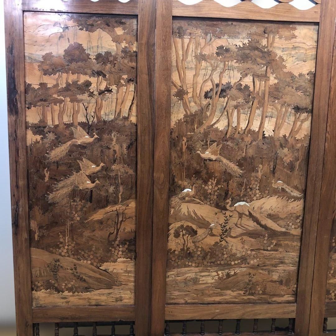 昭和52年製 日本製 木象嵌 三連衝立 松に孔雀 瑞鳥 山水図 神戸税関検査印 輸出工芸家具 和風 パーテーション 古民家 旅館 店舗什器 260117-1 昭和52年製 日本製 木象嵌 三連衝立 松に孔雀 瑞鳥 山水図 神戸税関検査印 輸出工芸家具 和風 パーテーション 古民家 旅館 店舗什器 260117-1