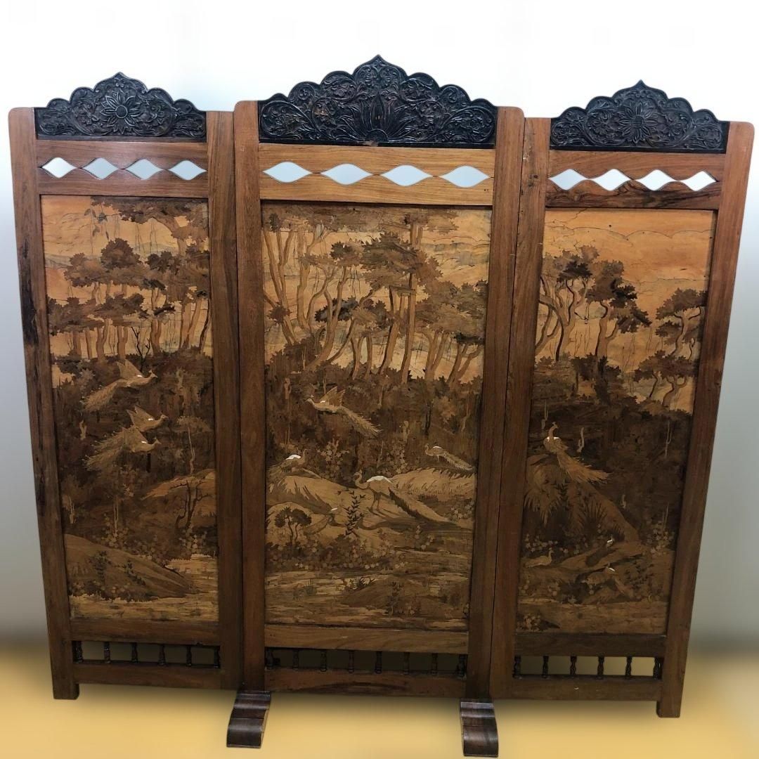昭和52年製 日本製 木象嵌 三連衝立 松に孔雀 瑞鳥 山水図 神戸税関検査印 輸出工芸家具 和風 パーテーション 古民家 旅館 店舗什器 260117-1 昭和52年製 日本製 木象嵌 三連衝立 松に孔雀 瑞鳥 山水図 神戸税関検査印 輸出工芸家具 和風 パーテーション 古民家 旅館 店舗什器 260117-1