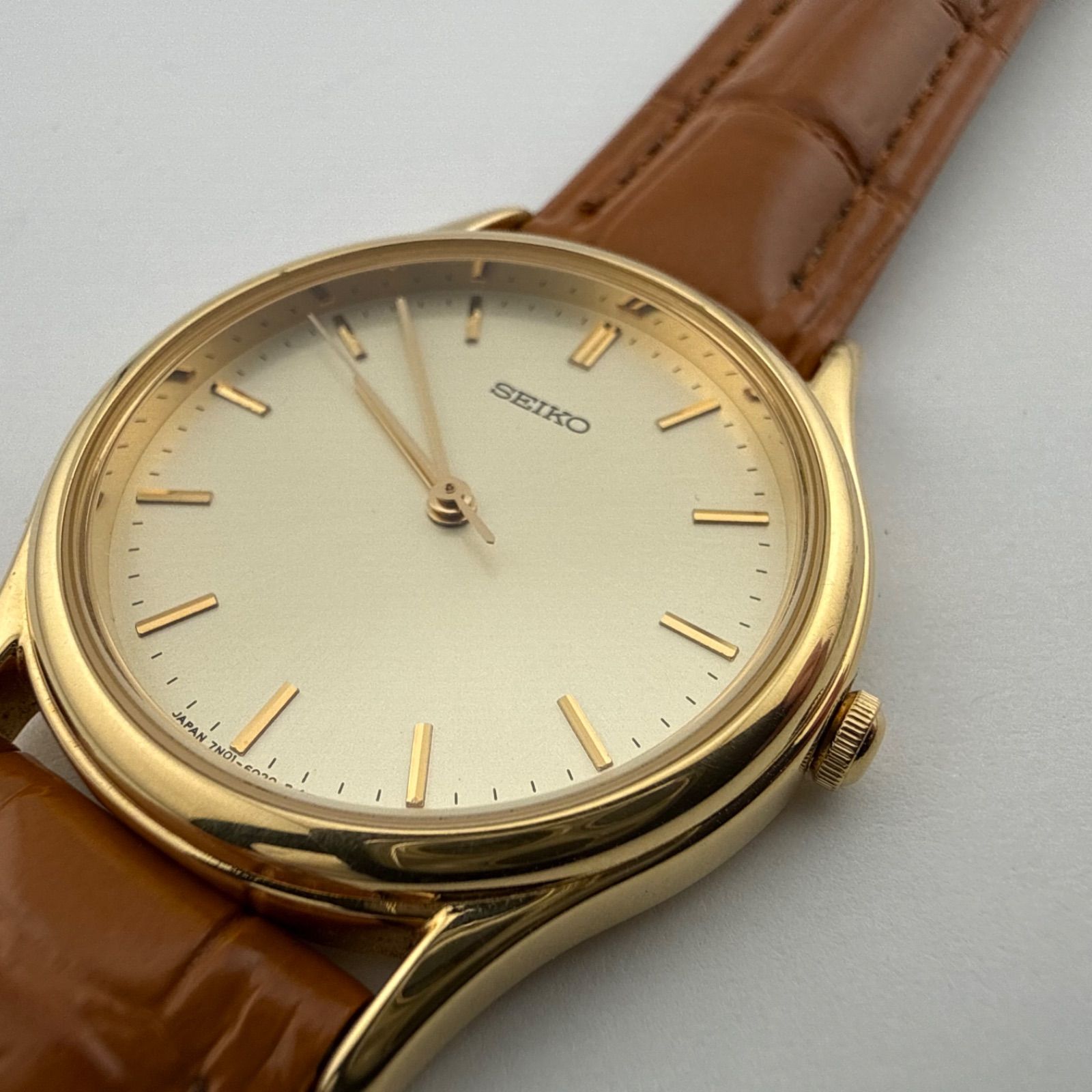 セイコーシャリオ クオーツ 銀色 7N01-6020 デットストック品
