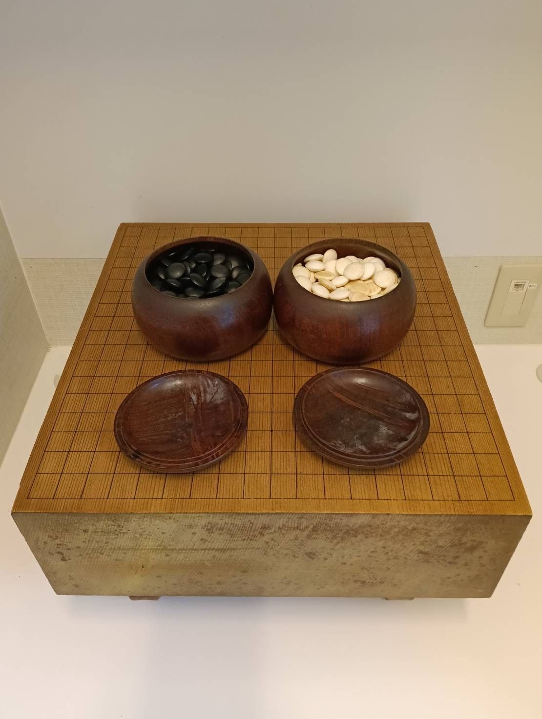 【中古品】 木製 囲碁盤 脚付き アンティーク ヴィンテージ レトロ ボードゲーム 囲碁 碁石付き 現状品